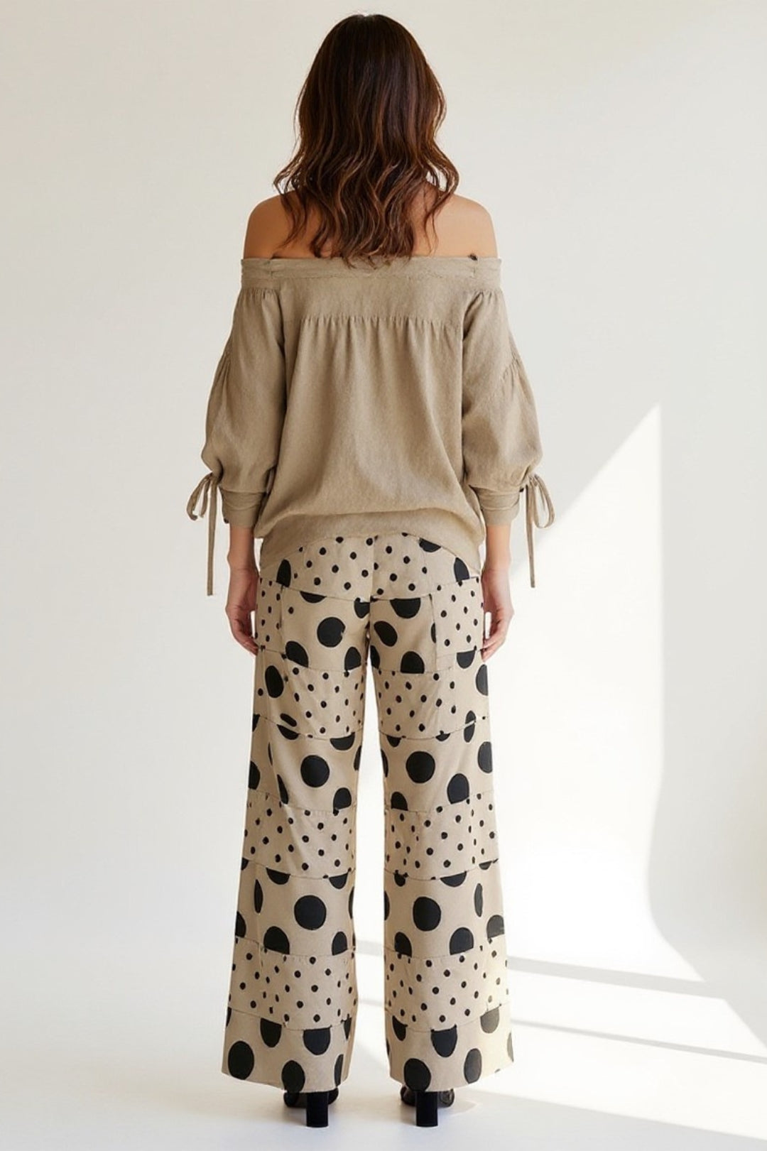 Completo con top a spalle scoperte e pantaloni larghi a fantasia geometrica