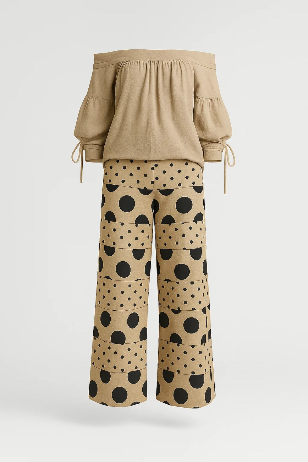 Completo con top a spalle scoperte e pantaloni larghi a fantasia geometrica