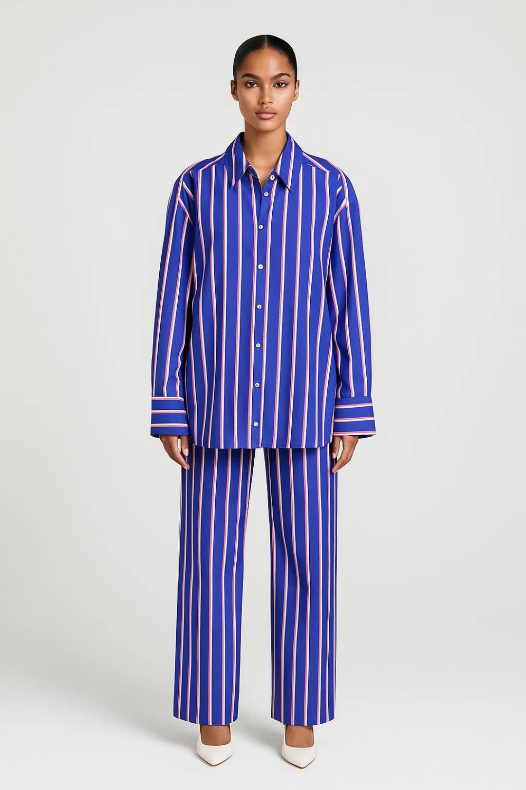 Completo coordinato a righe con camicia e pantaloni larghi