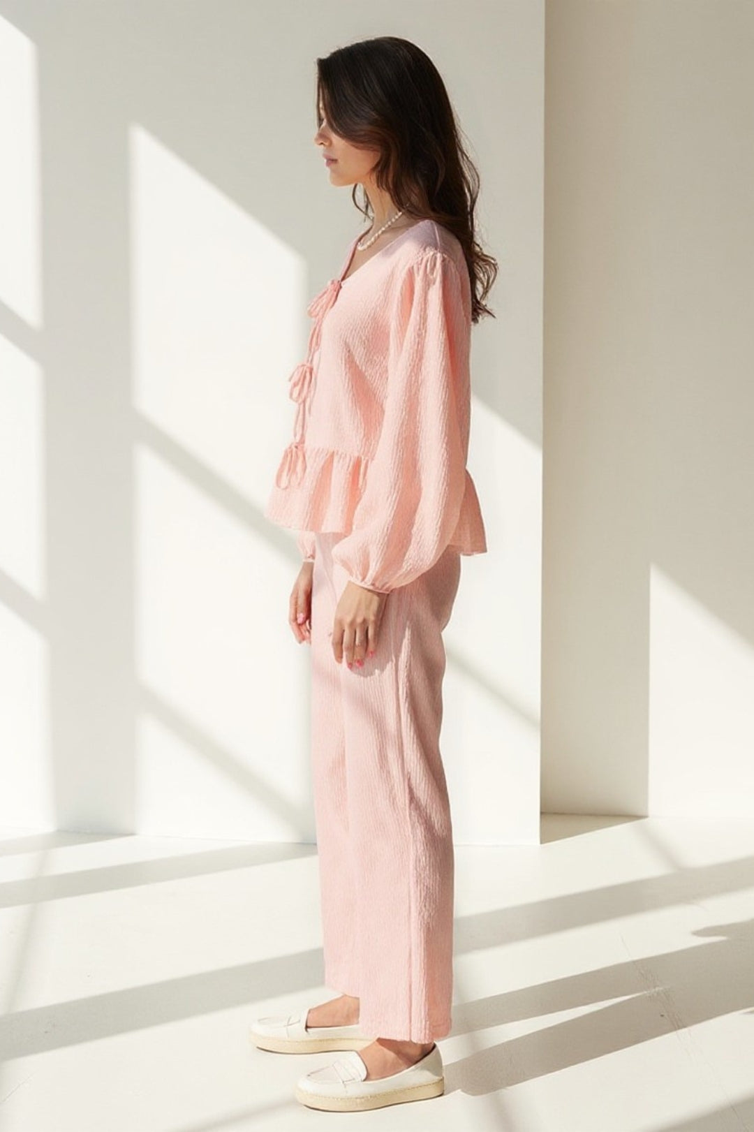 Completo estivo con blusa a fiocchi e pantaloni a gamba dritta
