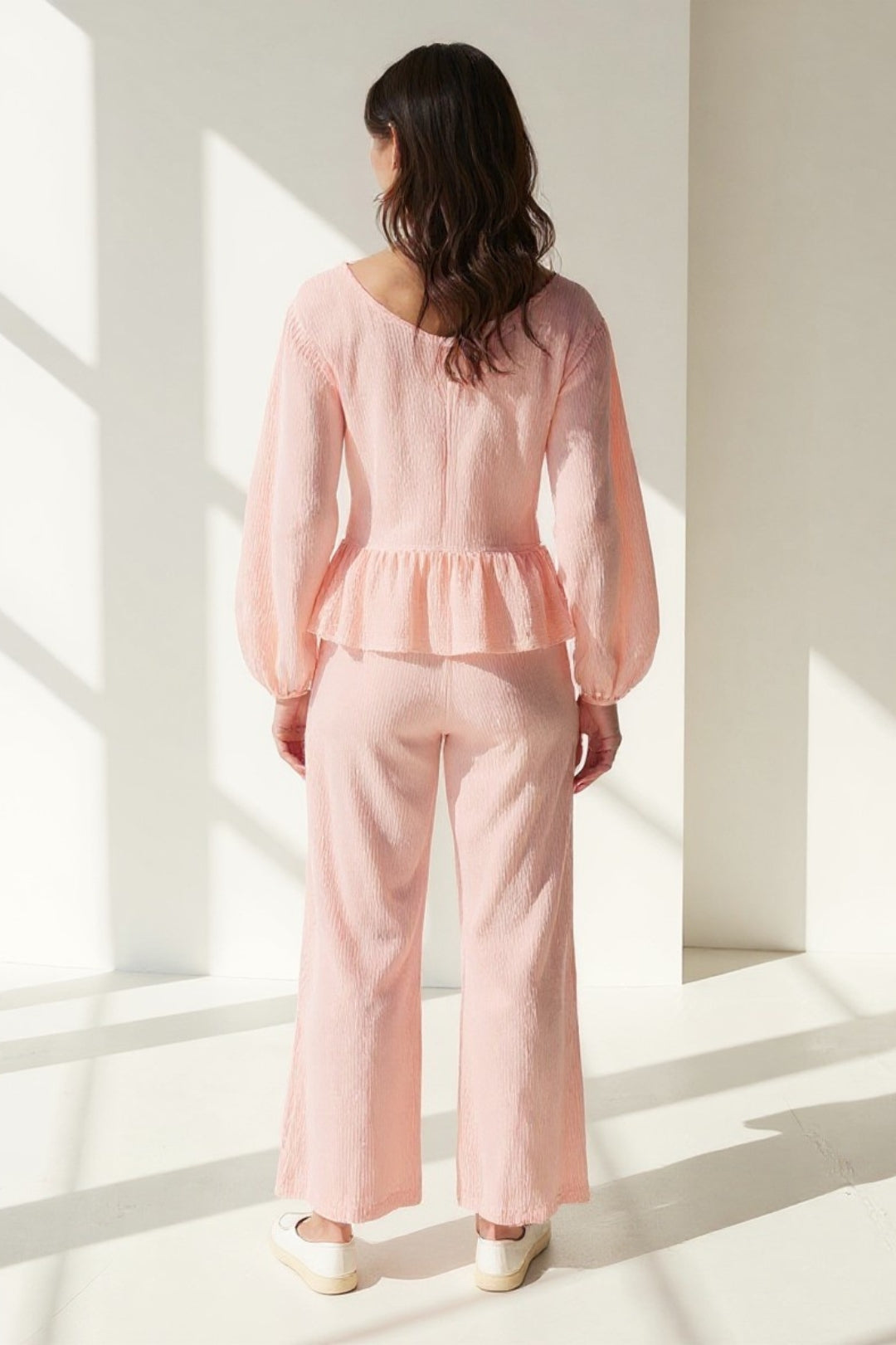 Completo estivo con blusa a fiocchi e pantaloni a gamba dritta