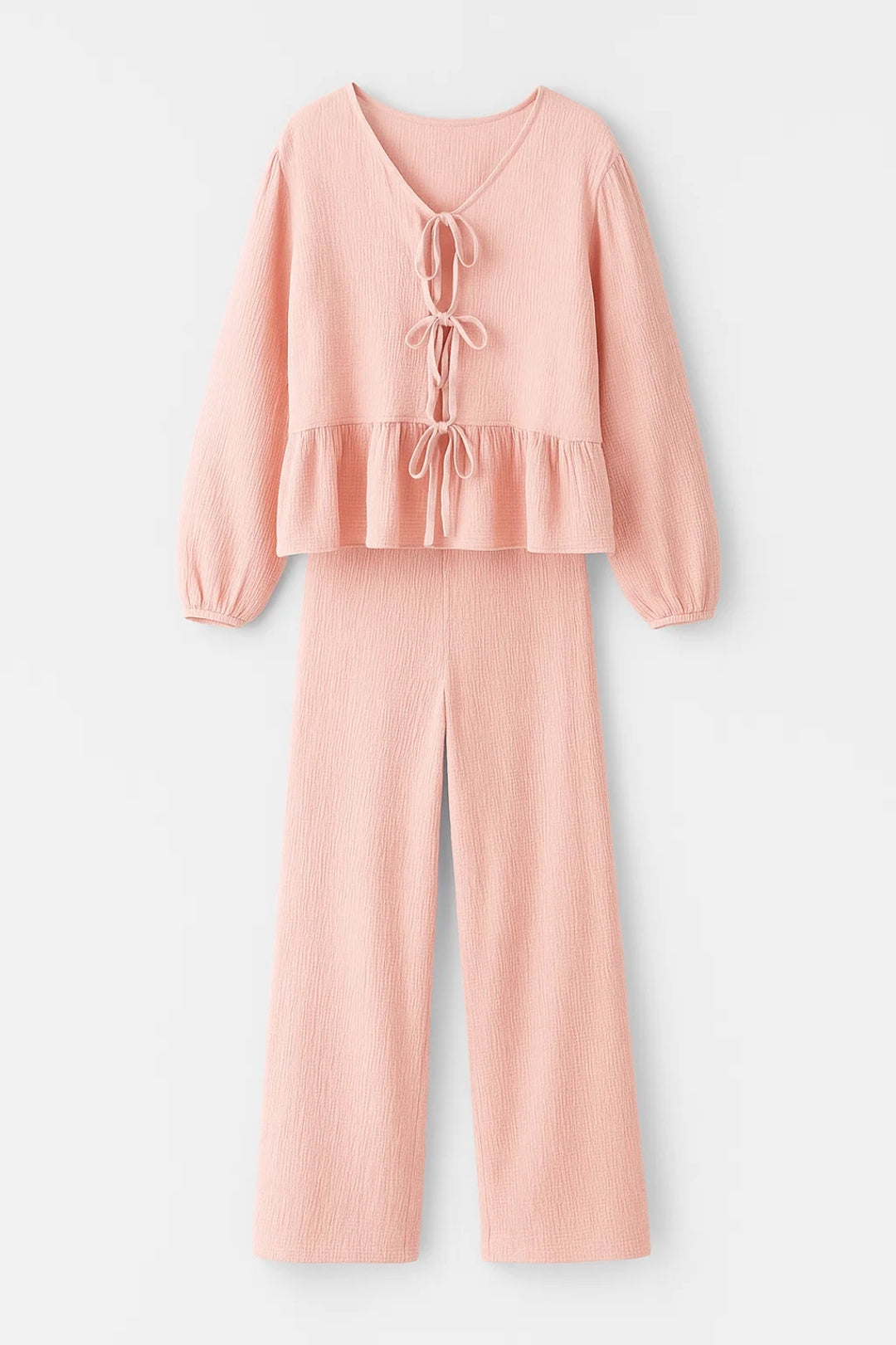 Completo estivo con blusa a fiocchi e pantaloni a gamba dritta