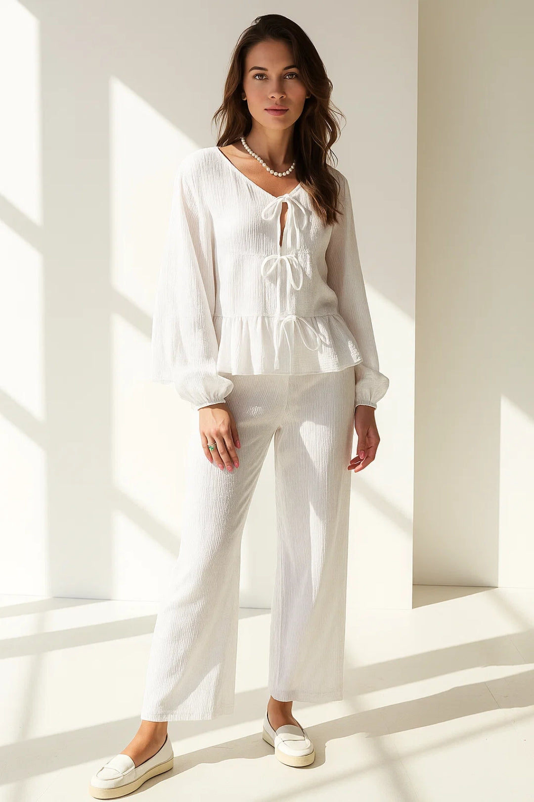 Completo estivo con blusa a fiocchi e pantaloni a gamba dritta