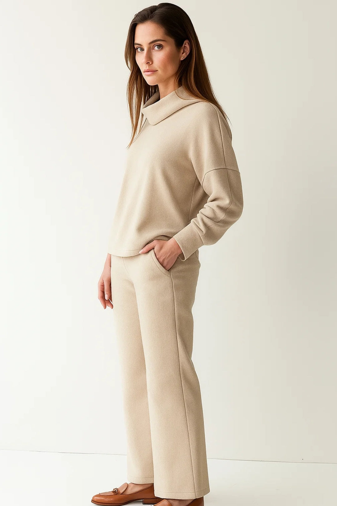 Completo cozy con maglia a collo morbido e pantaloni larghi | Beige
