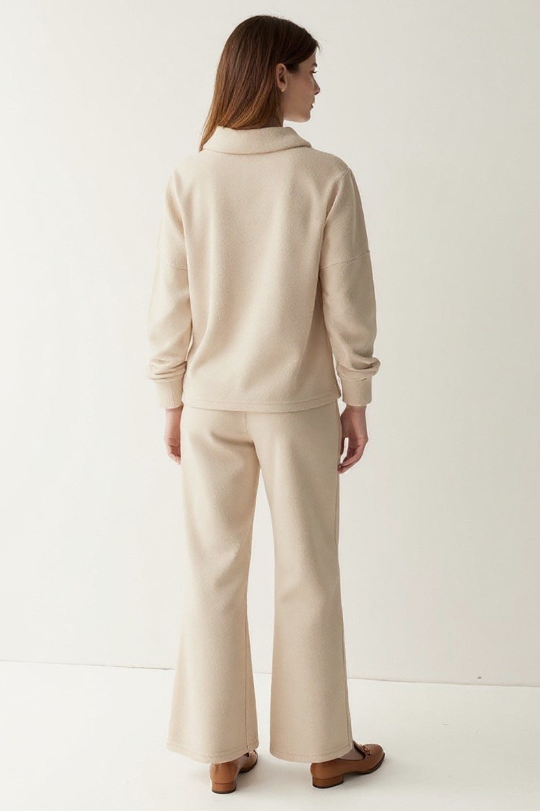 Completo cozy con maglia a collo morbido e pantaloni larghi | Beige