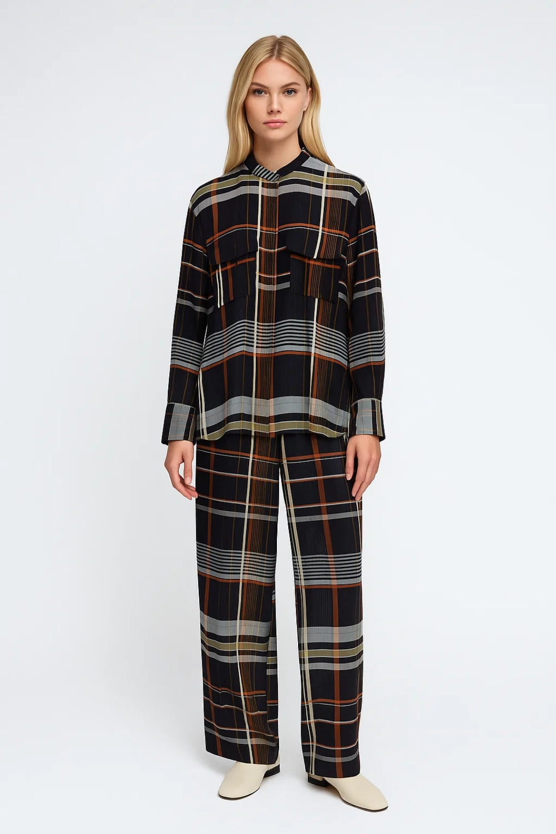 Completo due pezzi a fantasia con camicia e pantaloni ampi