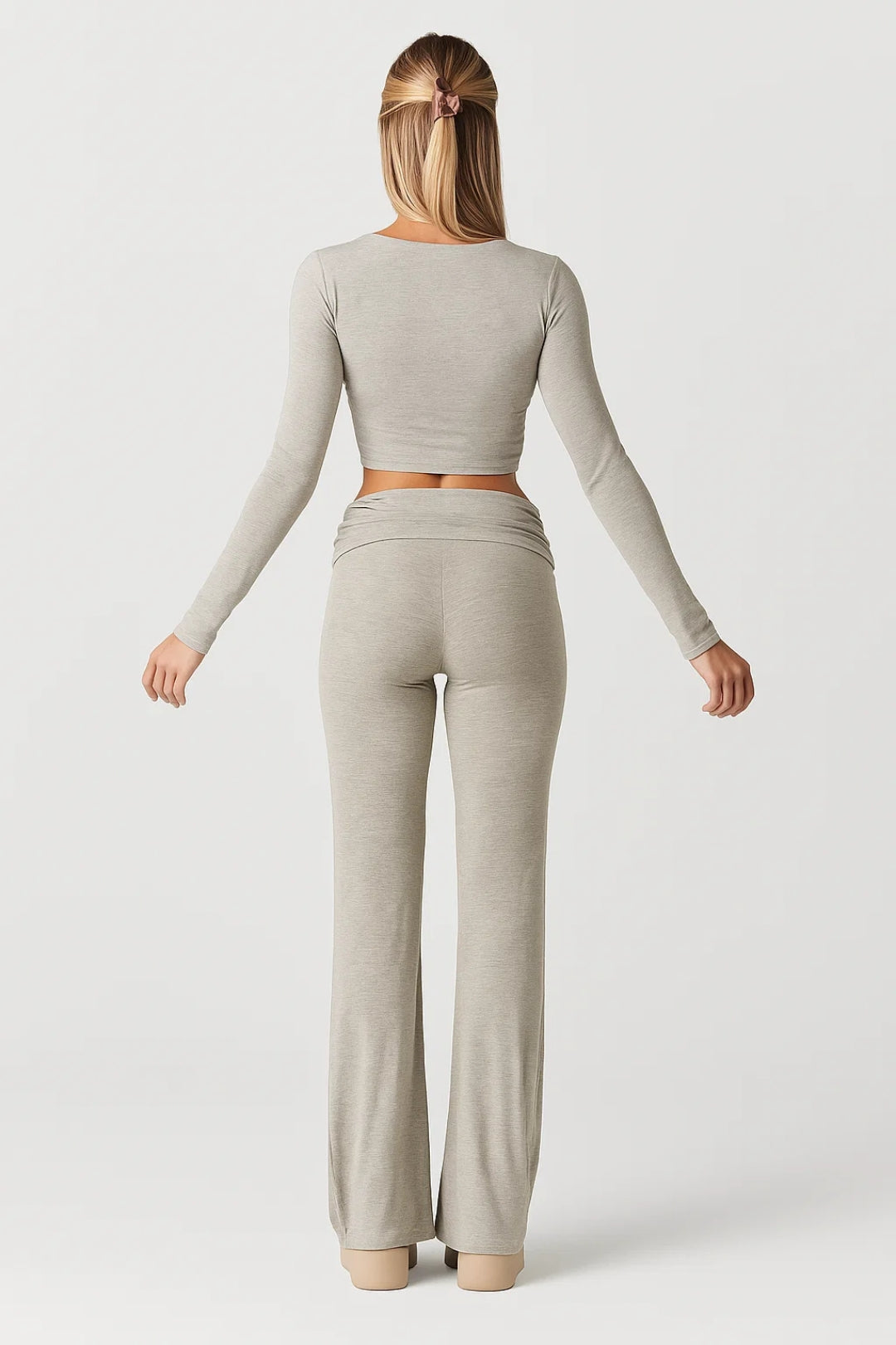 Completo due pezzi aderente con top a maniche lunghe e pantaloni svasati