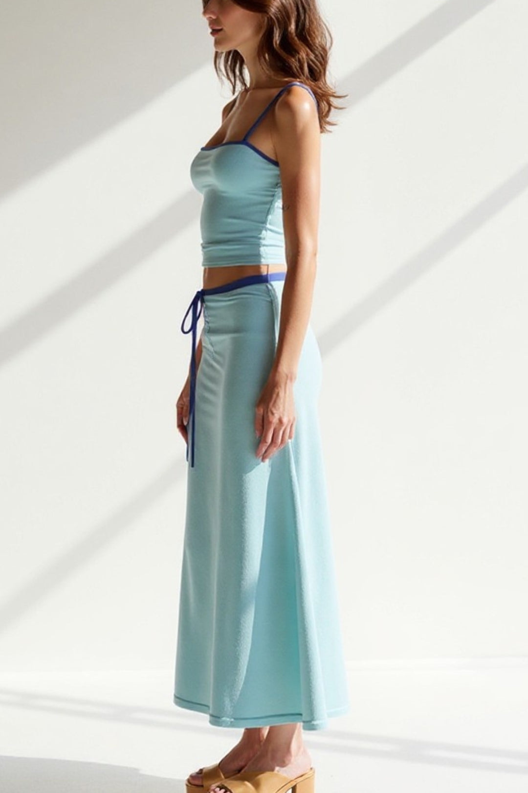 Completo due pezzi azzurro sportivo da donna | Top con spalline e gonna lunga con coulisse