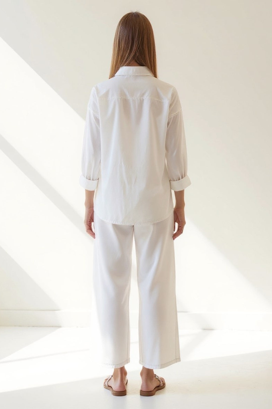 Completo due pezzi bianco con camicia leggera e pantaloni ampi | Stile rilassato ed elegante