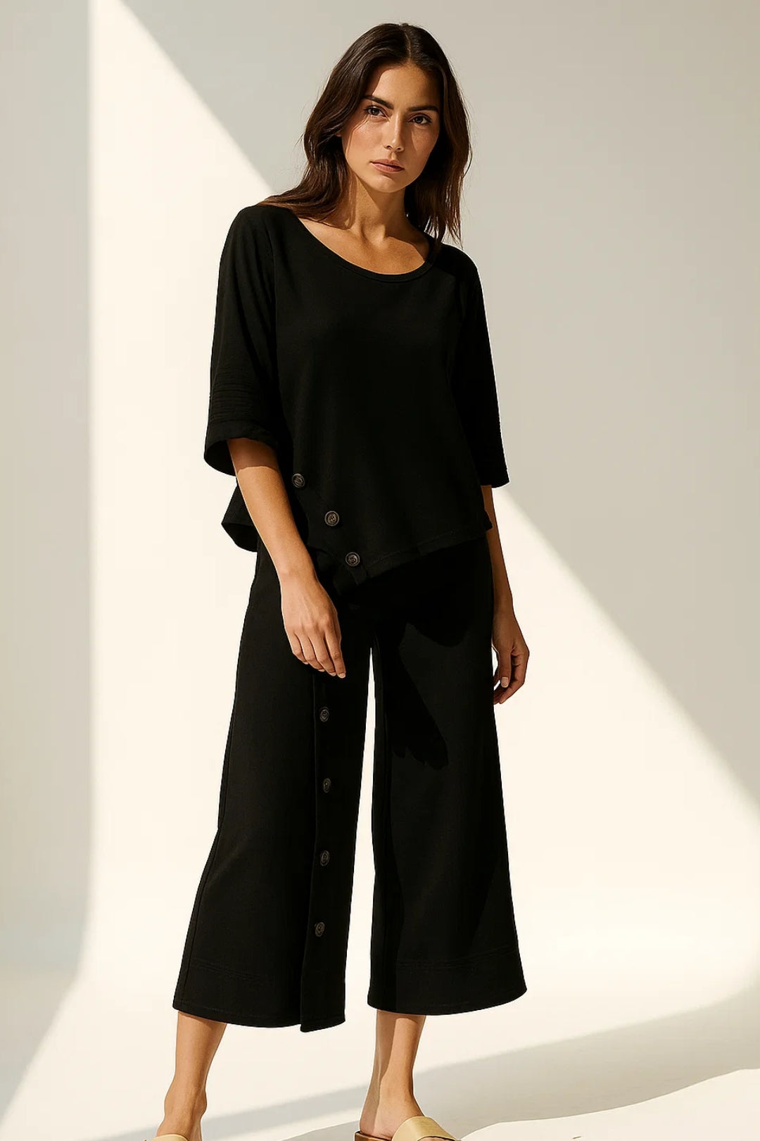 Completo due pezzi con bottoni decorativi | Maglia a maniche 3/4 e pantaloni culotte