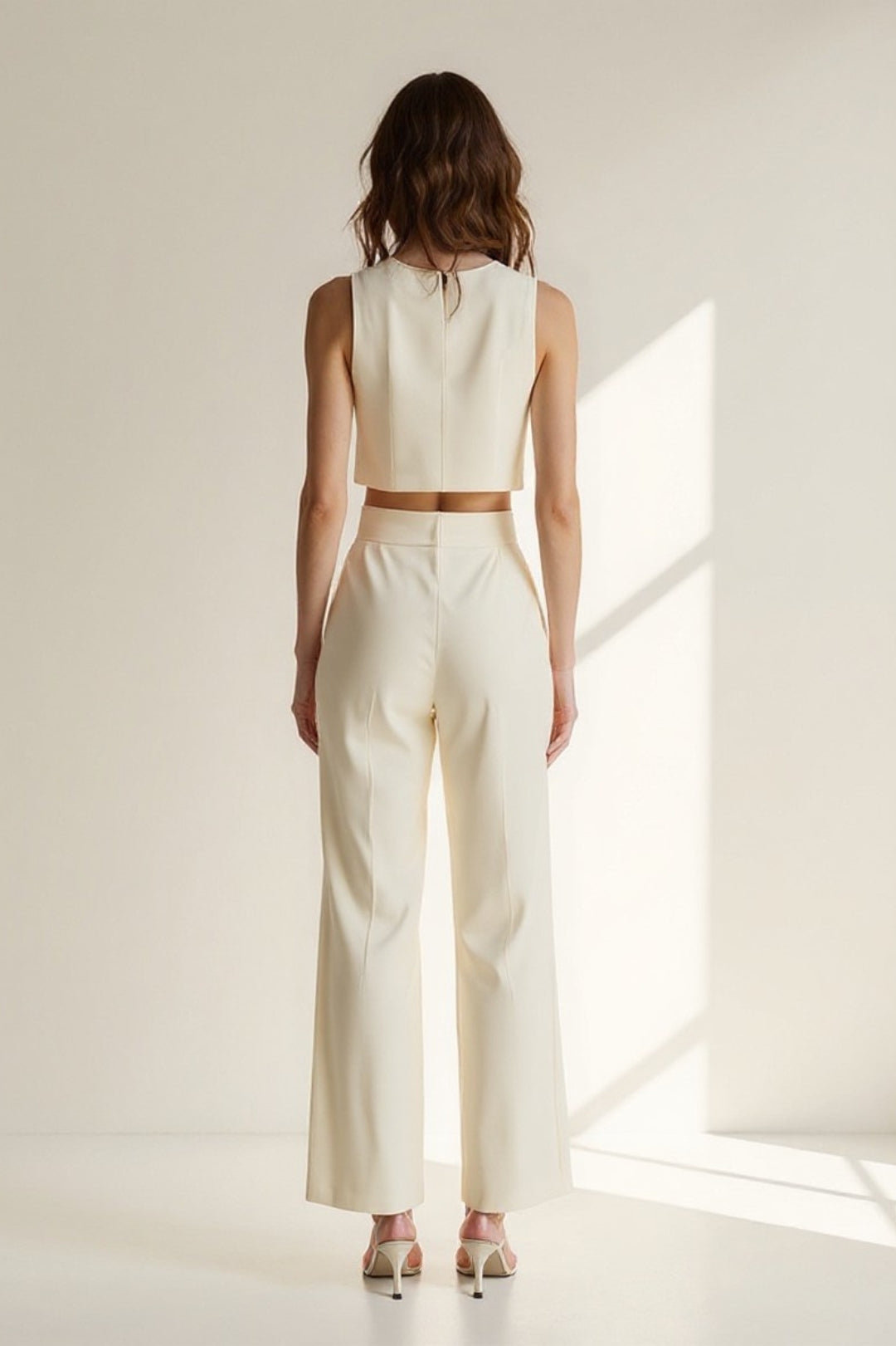 Completo due pezzi con top corto e pantaloni a vita alta