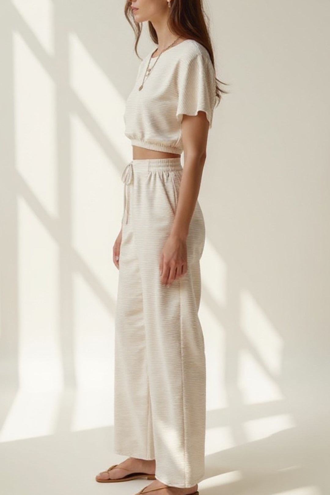 Completo due pezzi con top corto elasticizzato e pantaloni larghi | Look comodo e moderno