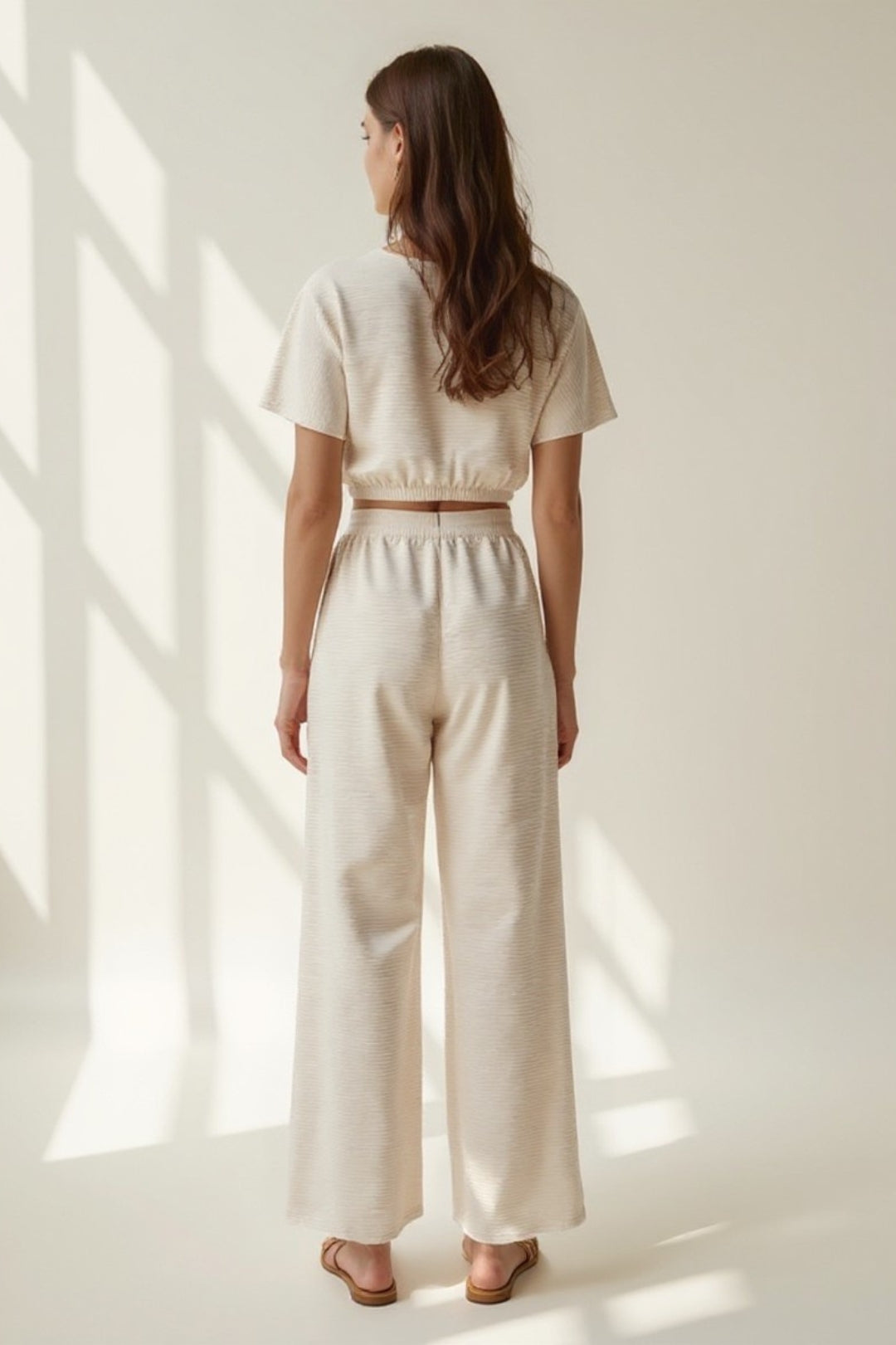 Completo due pezzi con top corto elasticizzato e pantaloni larghi | Look comodo e moderno