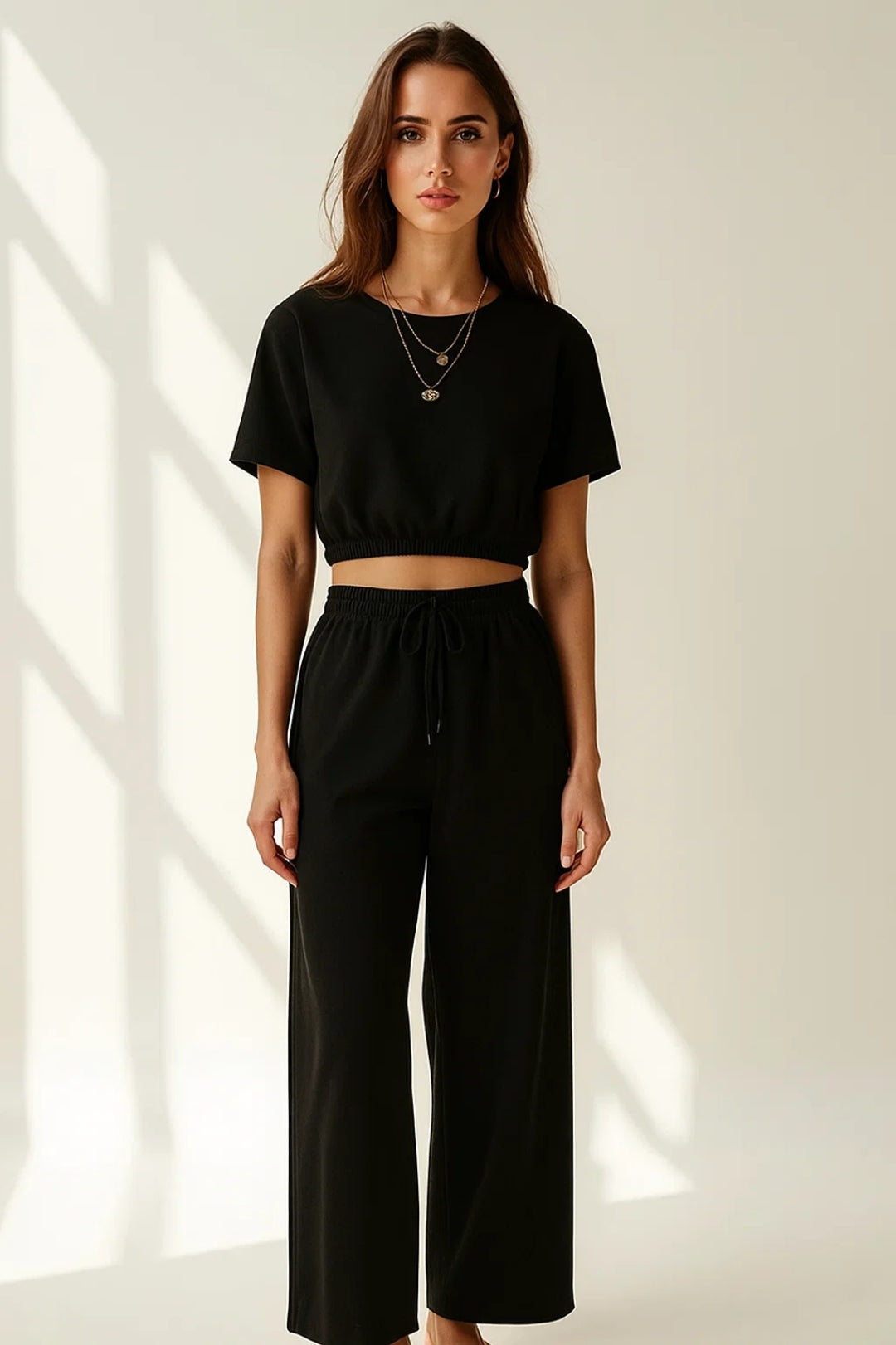 Completo due pezzi con top corto elasticizzato e pantaloni larghi | Look comodo e moderno
