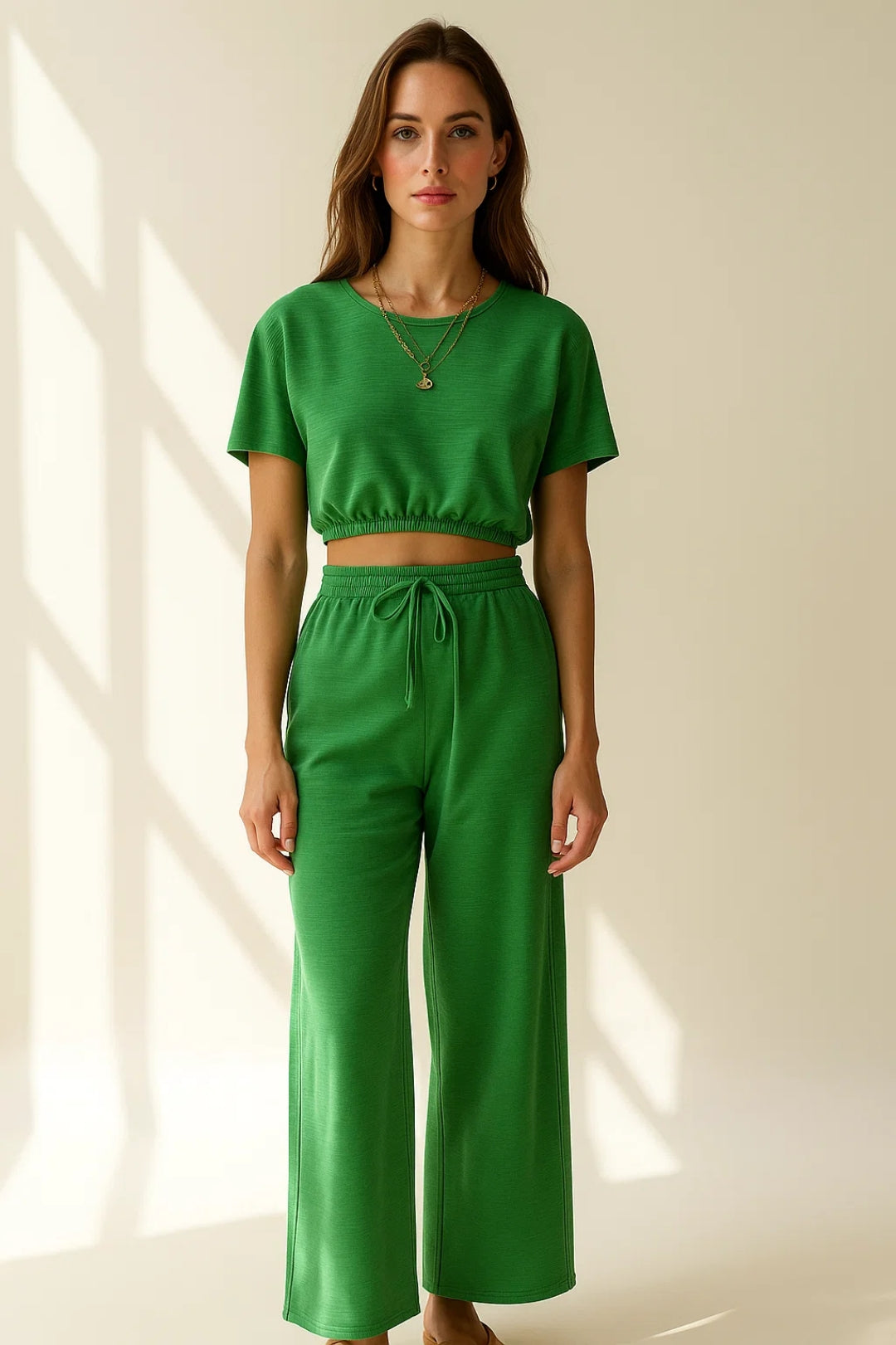 Completo due pezzi con top corto elasticizzato e pantaloni larghi | Look comodo e moderno