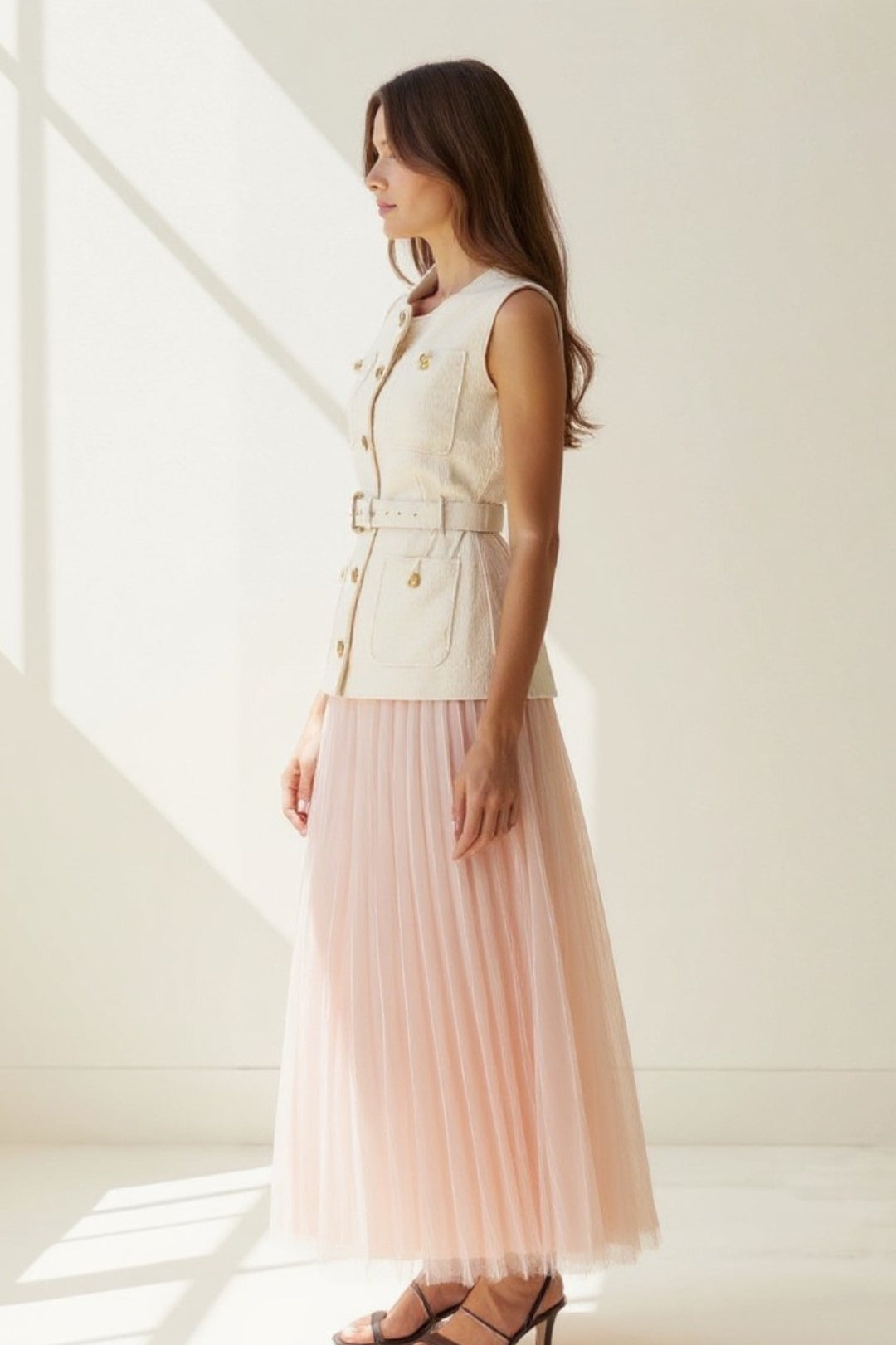 Completo due pezzi elegante | Gilet strutturato con cintura e gonna plissettata midi