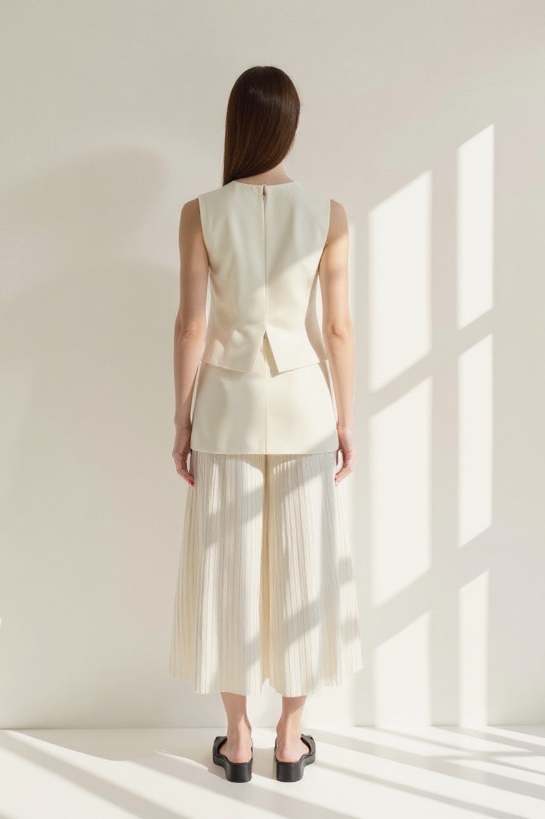 Completo due pezzi elegante con gilet e culotte plissettate | Stile minimal e raffinato
