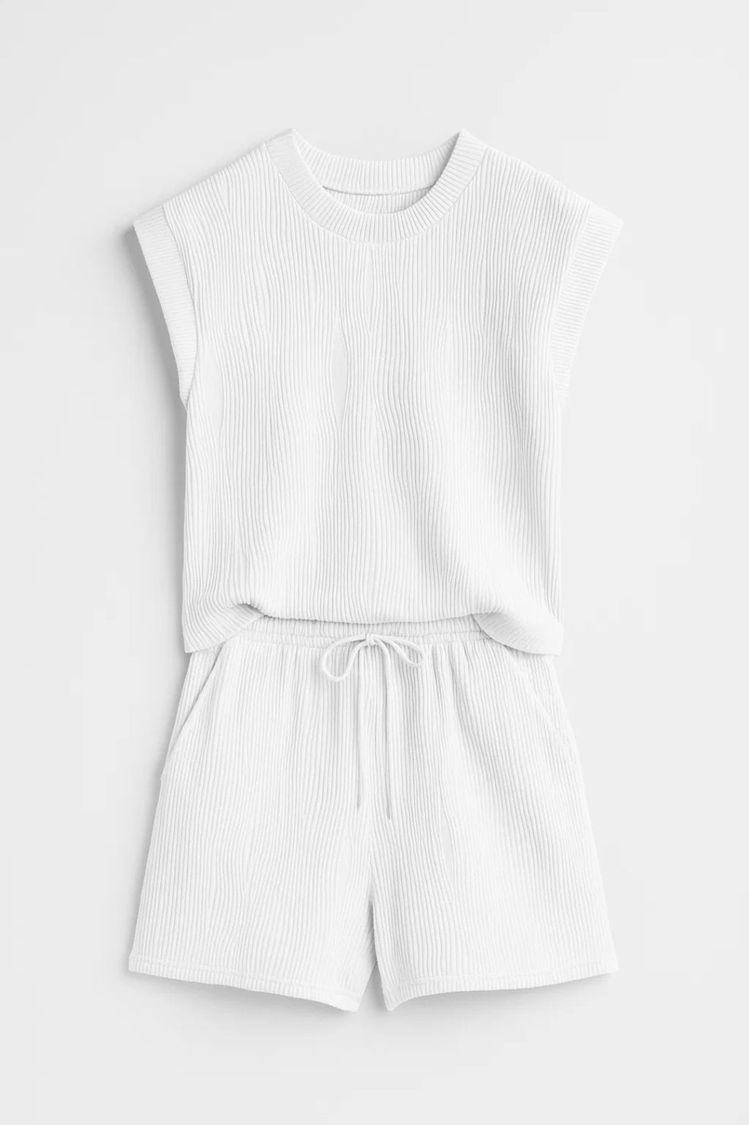 Completo due pezzi estivo con top smanicato e shorts