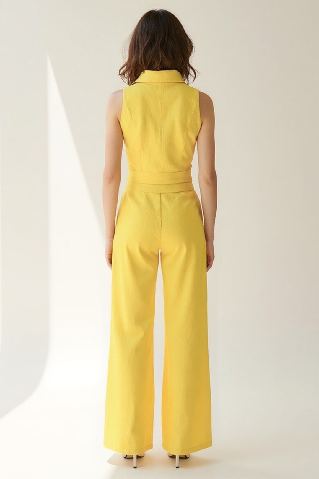 Completo vivace con gilet sagomato e pantaloni a vita alta