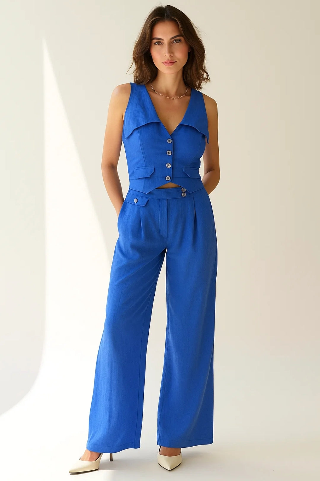Completo vivace con gilet sagomato e pantaloni a vita alta