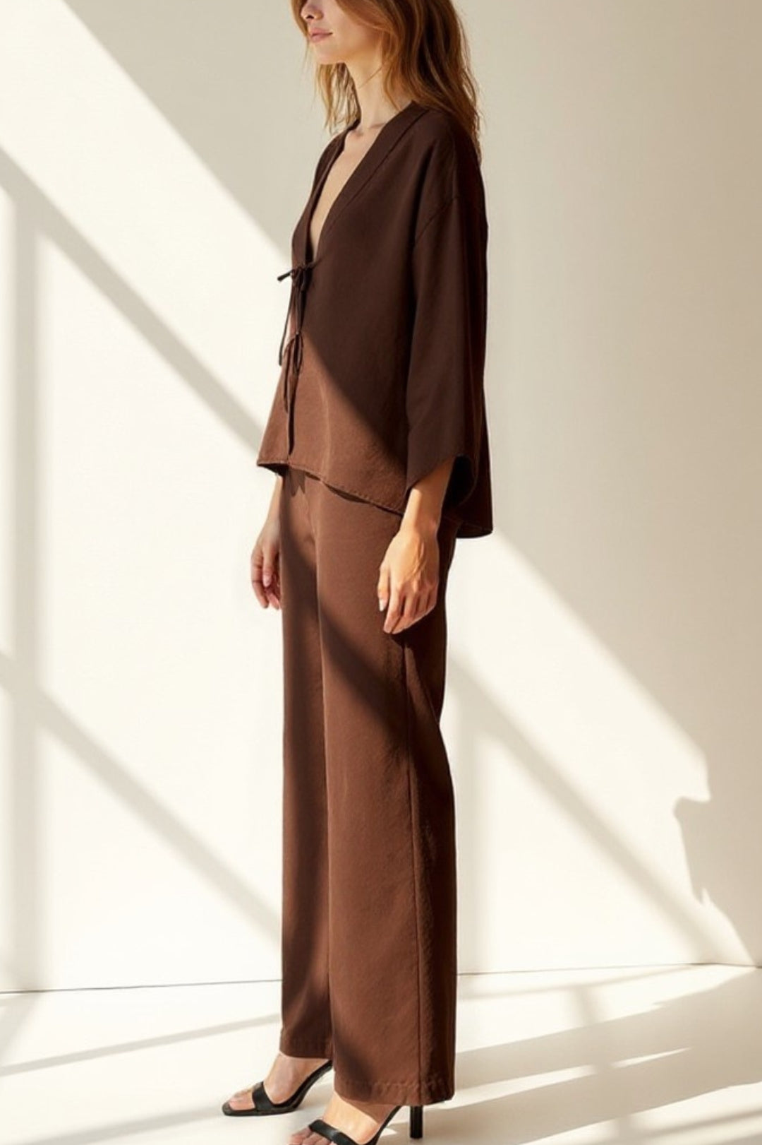 Completo con top a maniche larghe e pantaloni dritti | Stile minimal e sofisticato