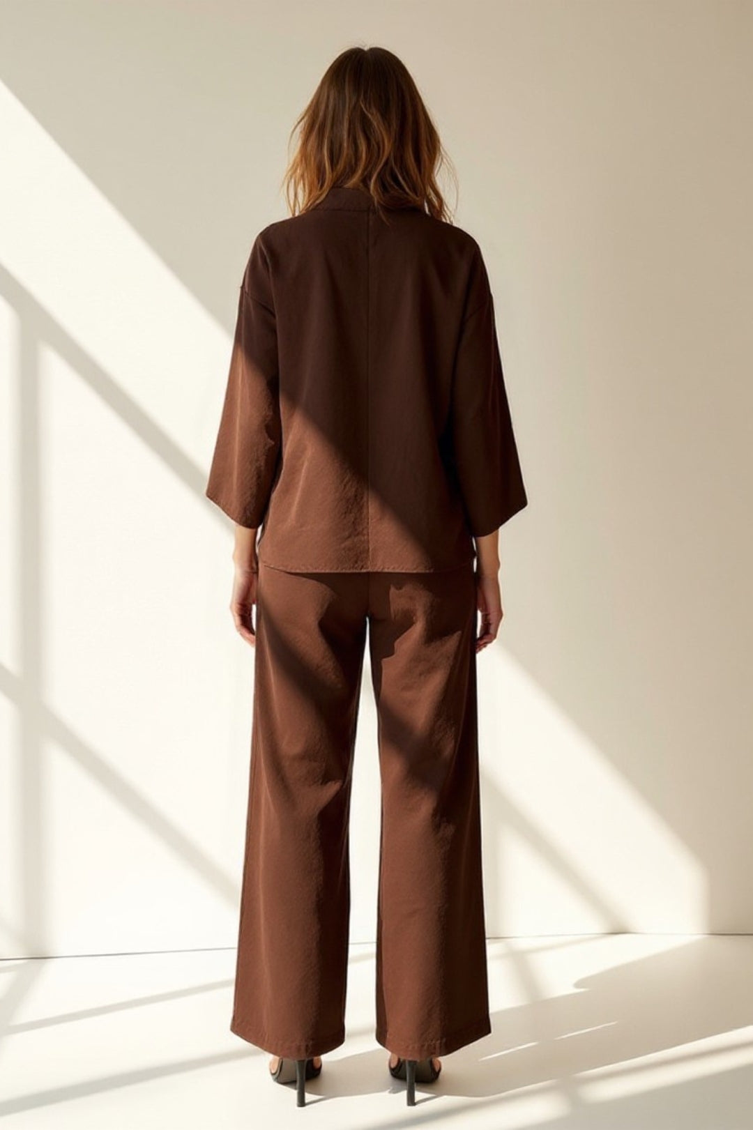 Completo con top a maniche larghe e pantaloni dritti | Stile minimal e sofisticato