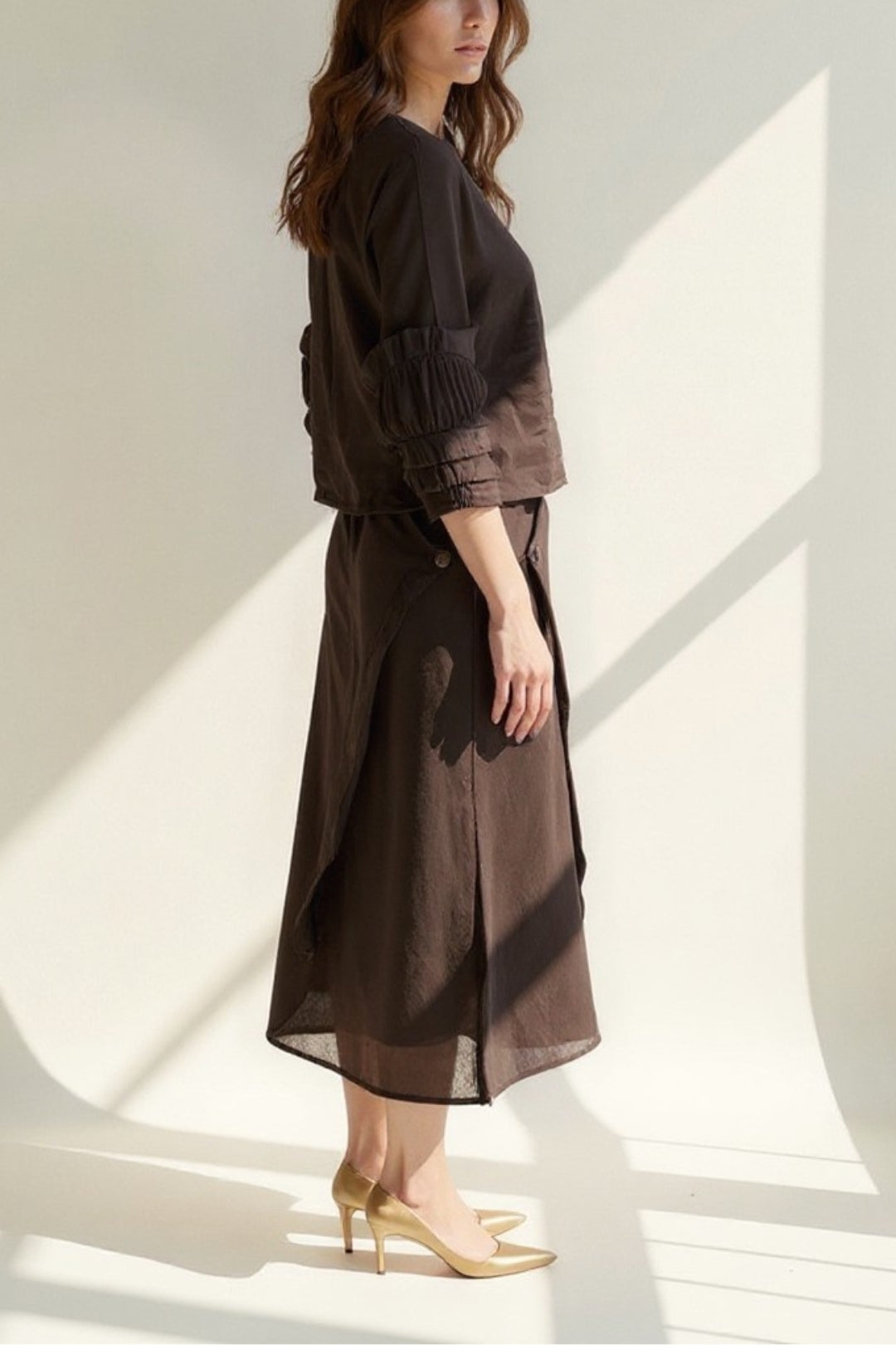 Completo con maglia a maniche lunghe e gonna midi asimmetrica | Eleganza semplice e naturale
