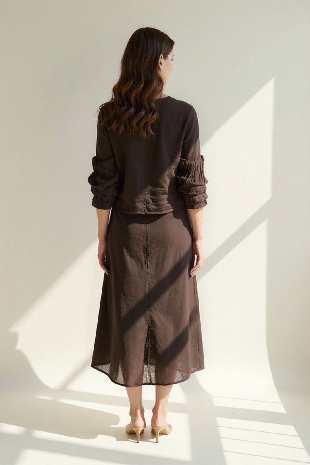 Completo con maglia a maniche lunghe e gonna midi asimmetrica | Eleganza semplice e naturale