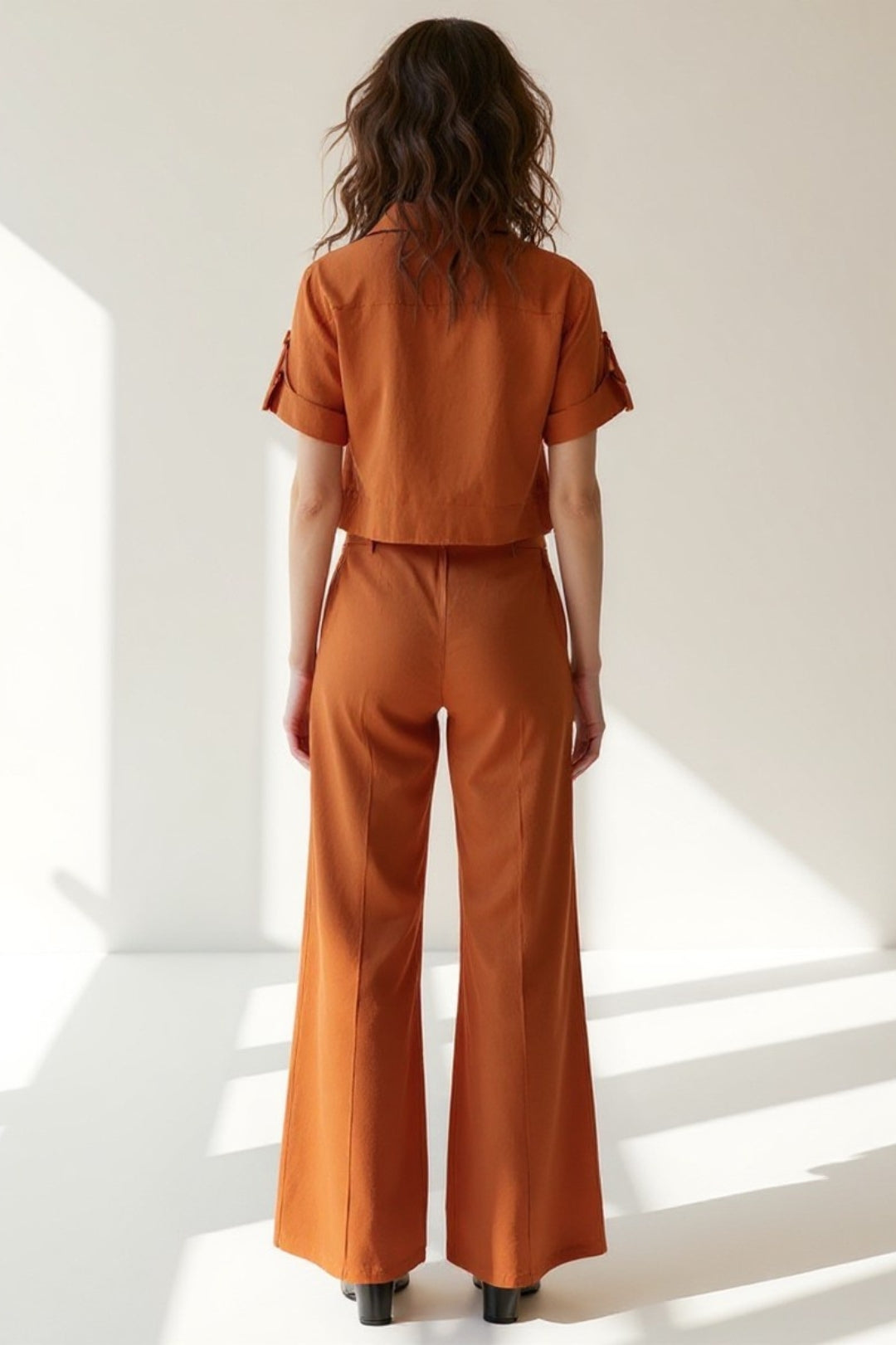 Completo con camicia corta e pantaloni a gamba larga | Look fresco e urbano