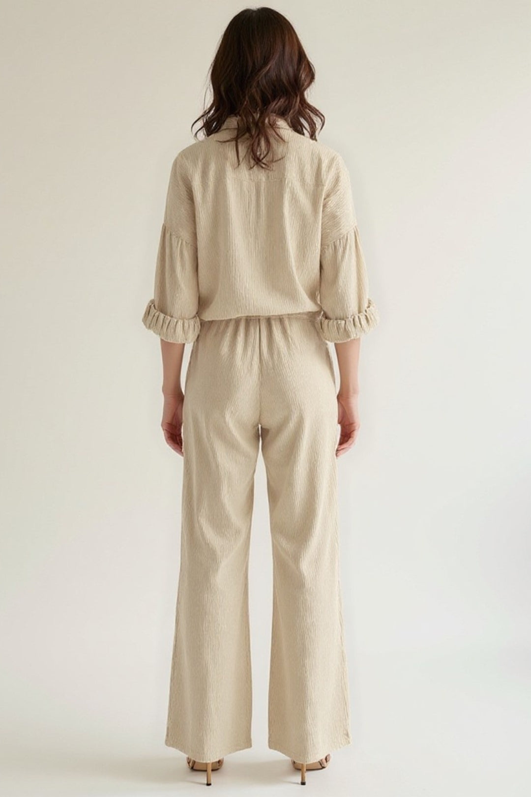 Completo con camicia morbida e pantaloni ampi | Look essenziale e rilassato
