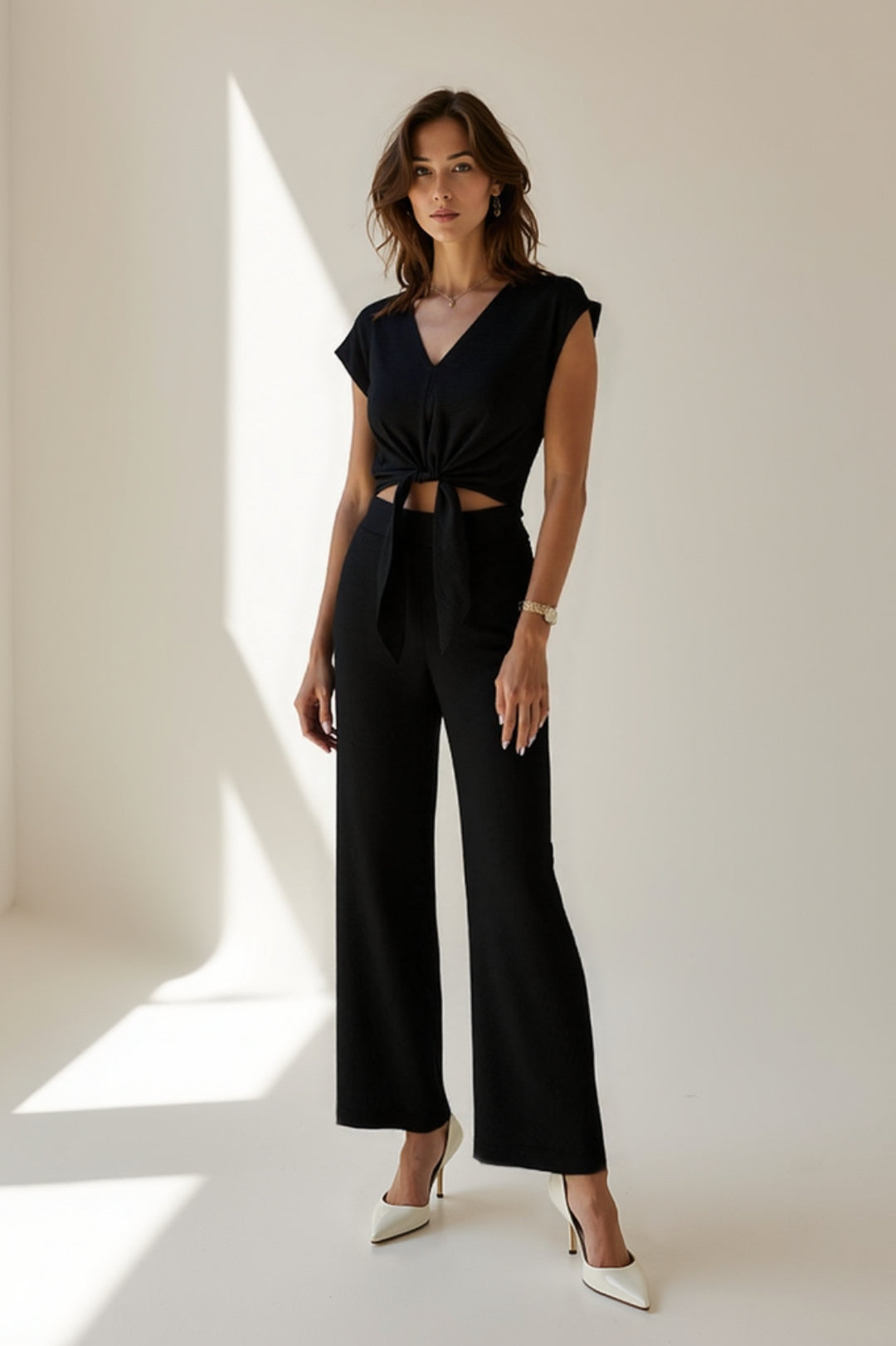 Completo due pezzi nero con top annodato e pantaloni a gamba larga | Stile elegante e moderno