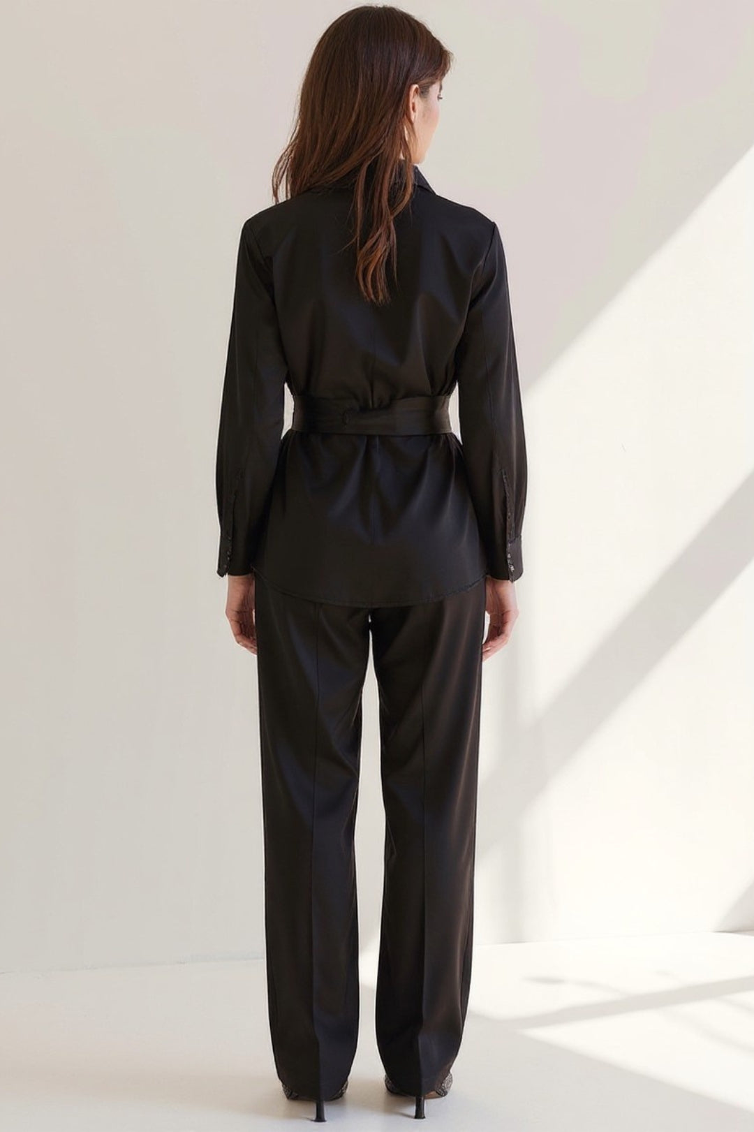 Completo due pezzi nero elegante da donna | Blusa con cintura e pantaloni dritti