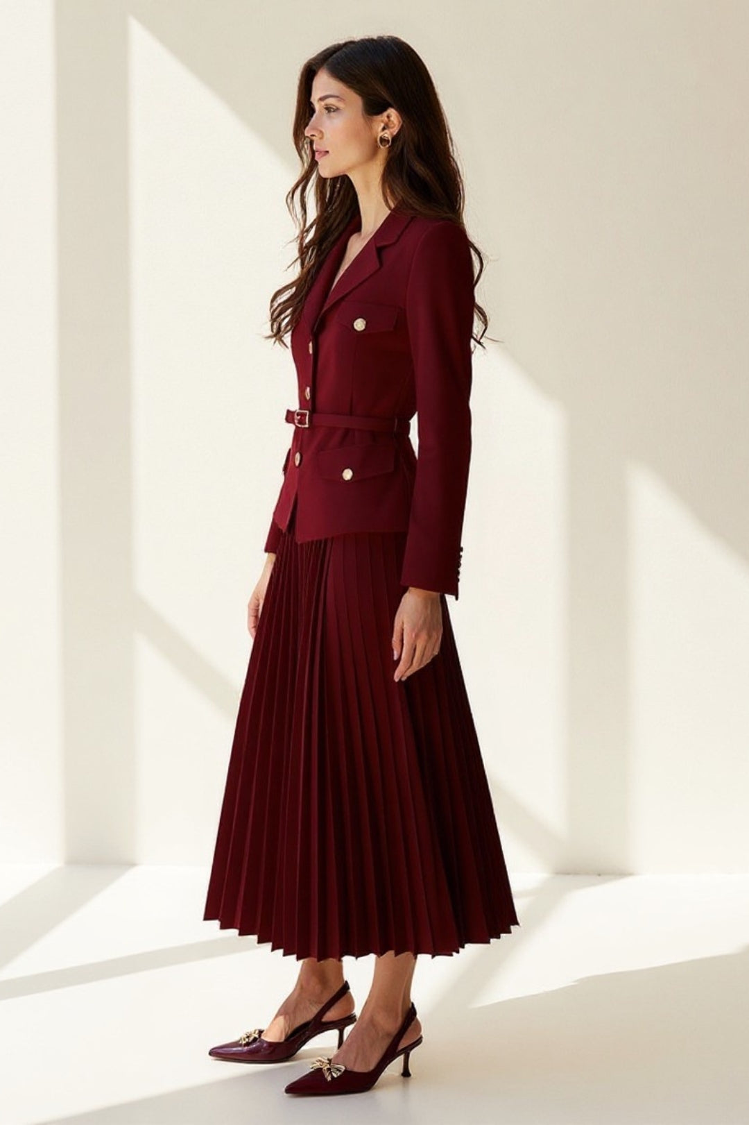 Completo elegante con blazer doppiopetto e gonna plissé | Colore bordeaux