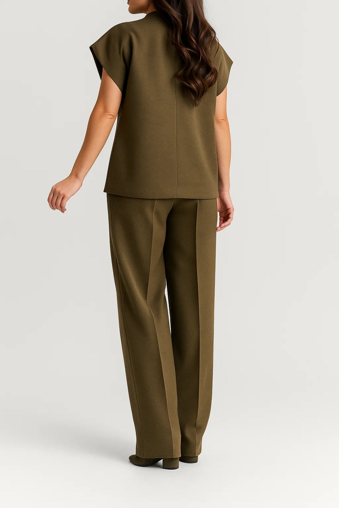Completo elegante con top scampanato e pantaloni ampi | Verde oliva