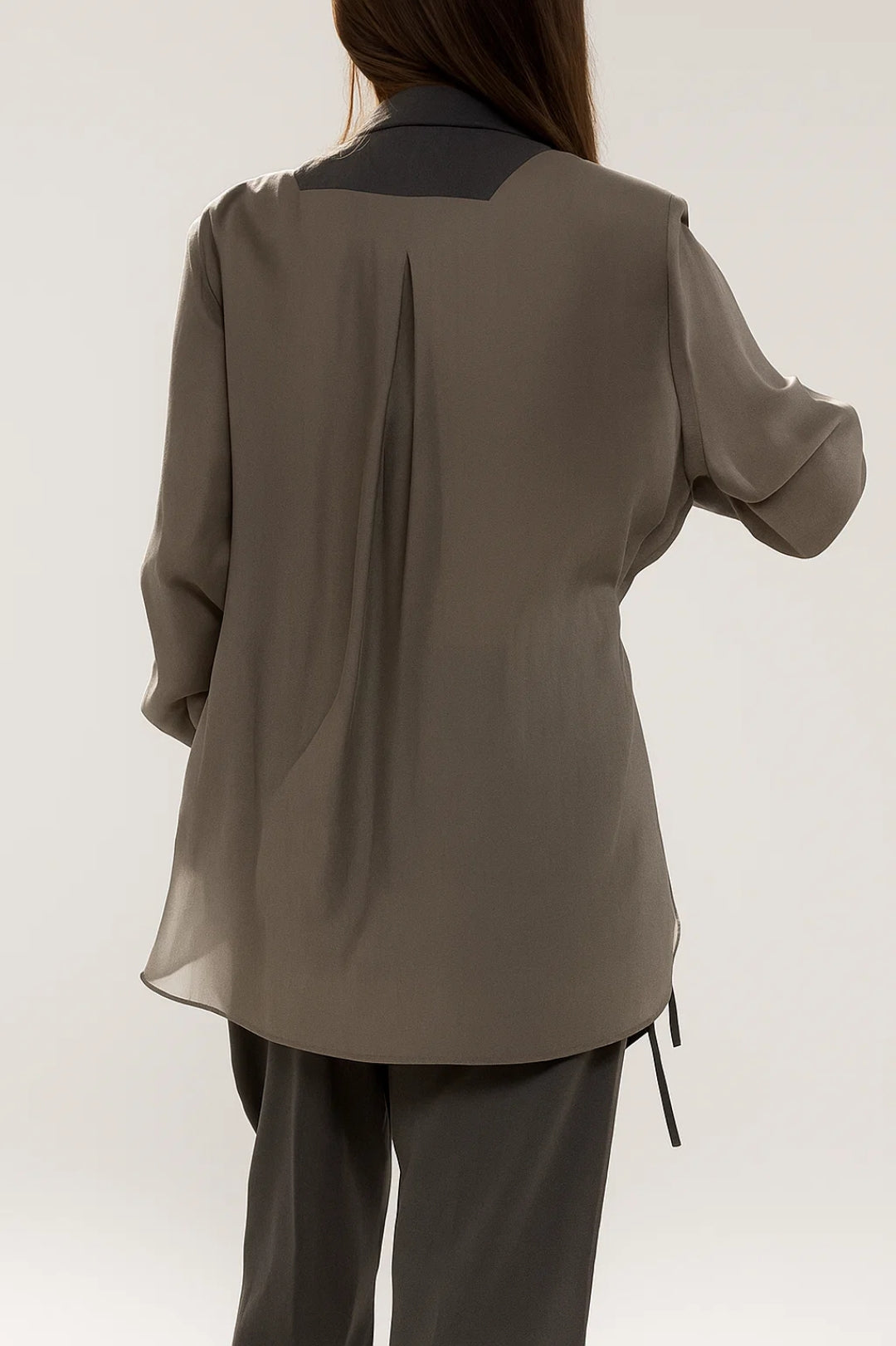 Completo elegante tre pezzi grigio fumo con camicia fluida gilet incrociato e pantaloni ampi
