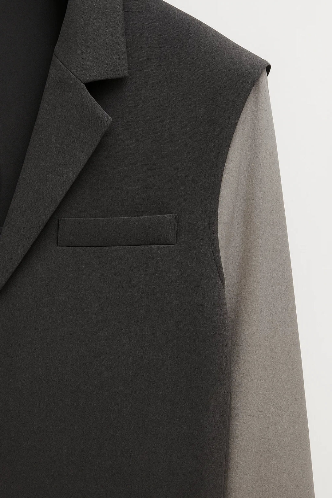 Completo elegante tre pezzi grigio fumo con camicia fluida gilet incrociato e pantaloni ampi