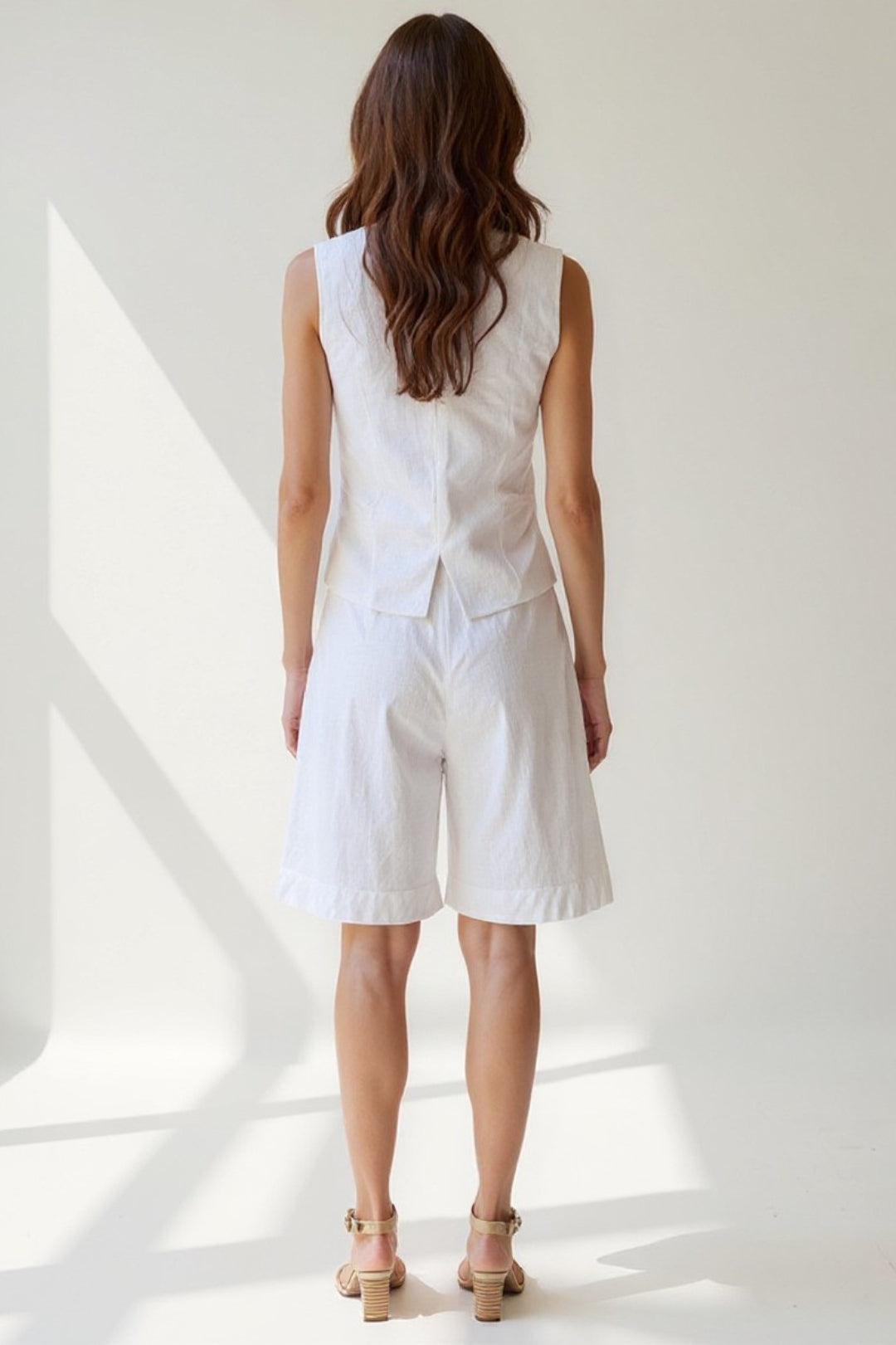 Completo gilet e bermuda in lino bianco | 2 pezzi