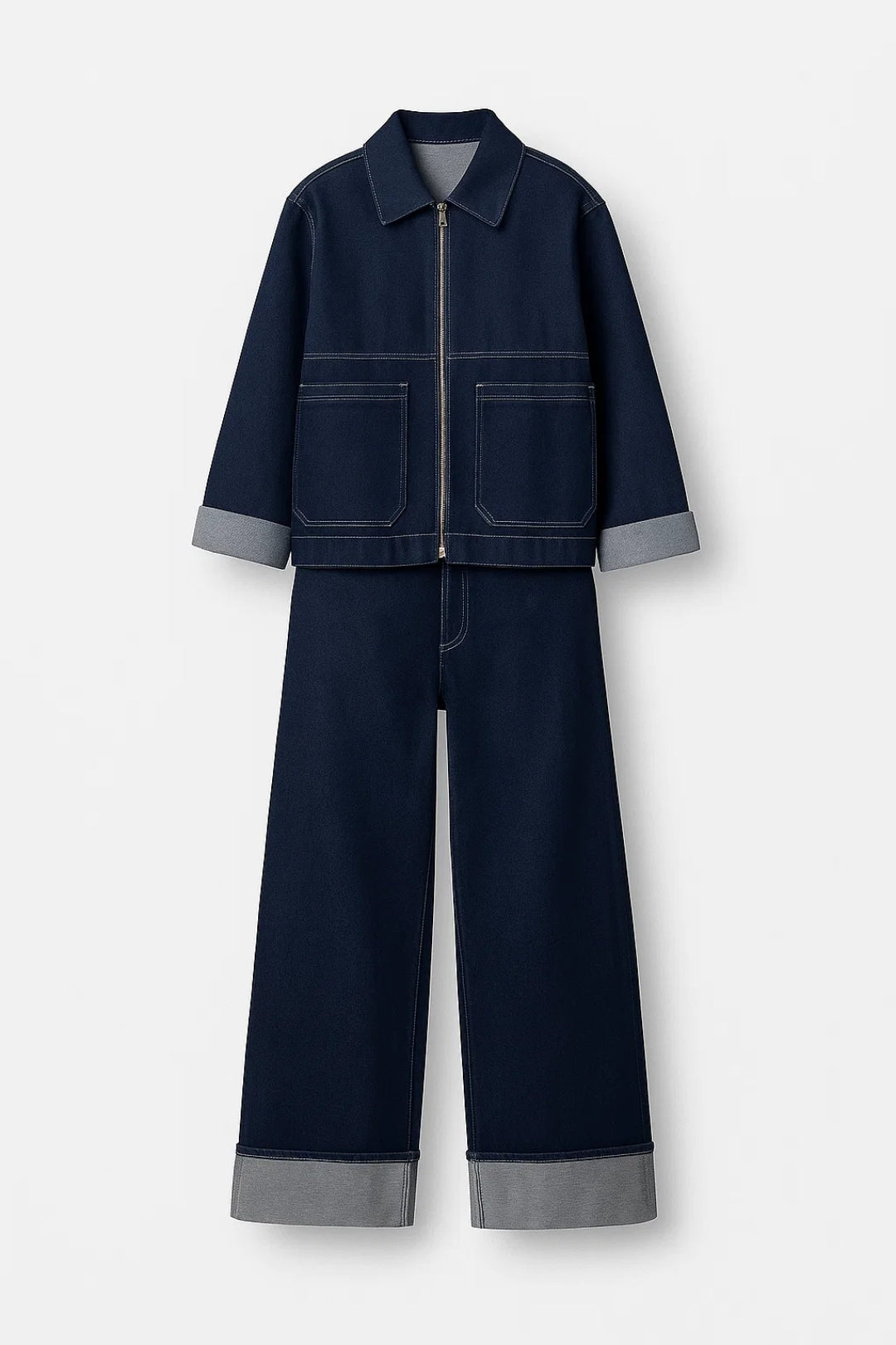Completo in denim con giacca zip e pantaloni con risvolto