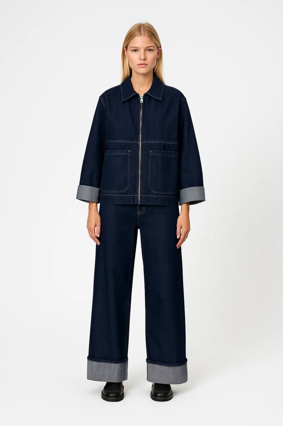 Completo in denim con giacca zip e pantaloni con risvolto