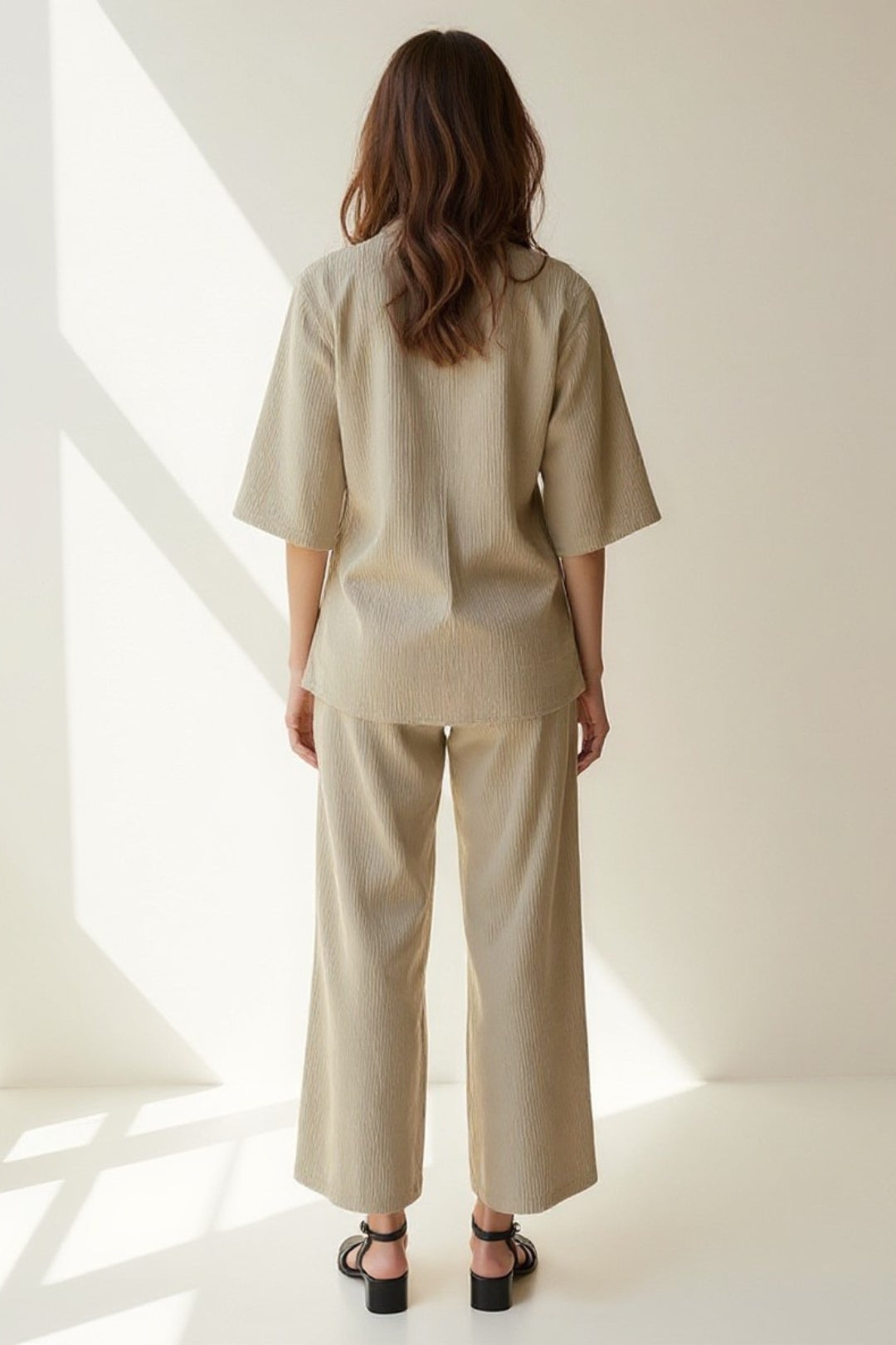 Completo in lino con camicia a maniche corte e pantaloni dritti