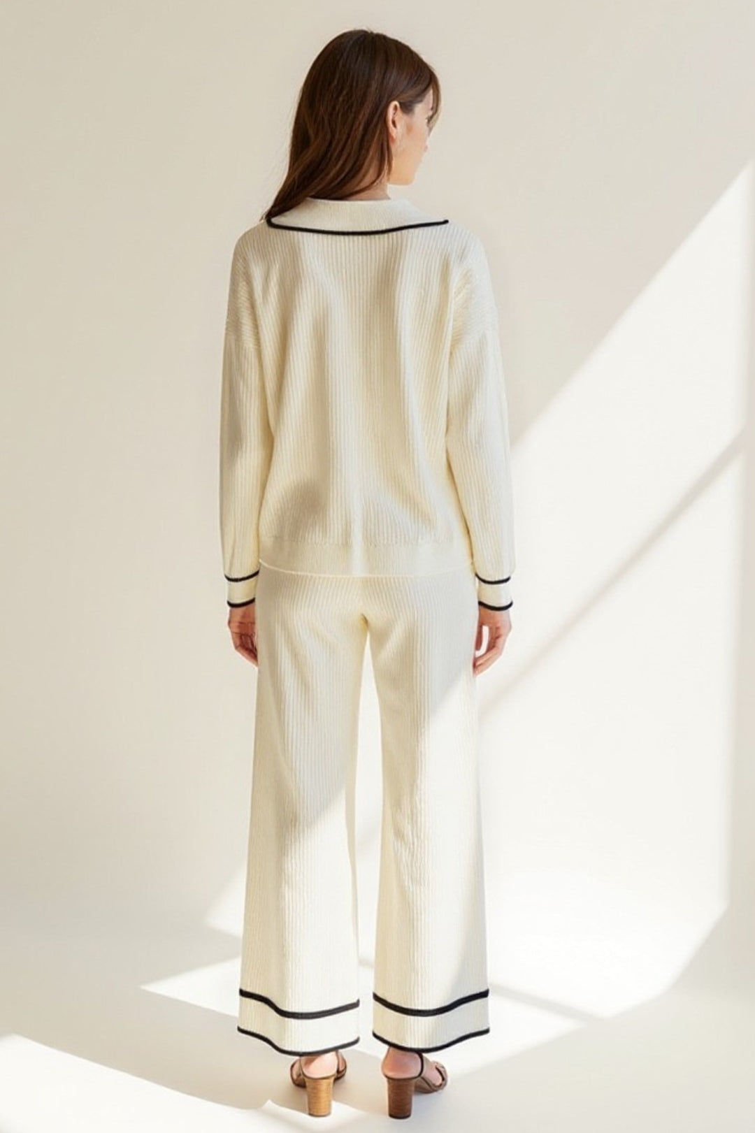 Completo in maglia a coste con dettagli a contrasto