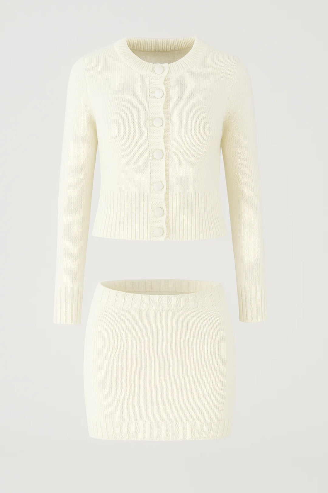 Completo in maglia con cardigan e minigonna coordinata