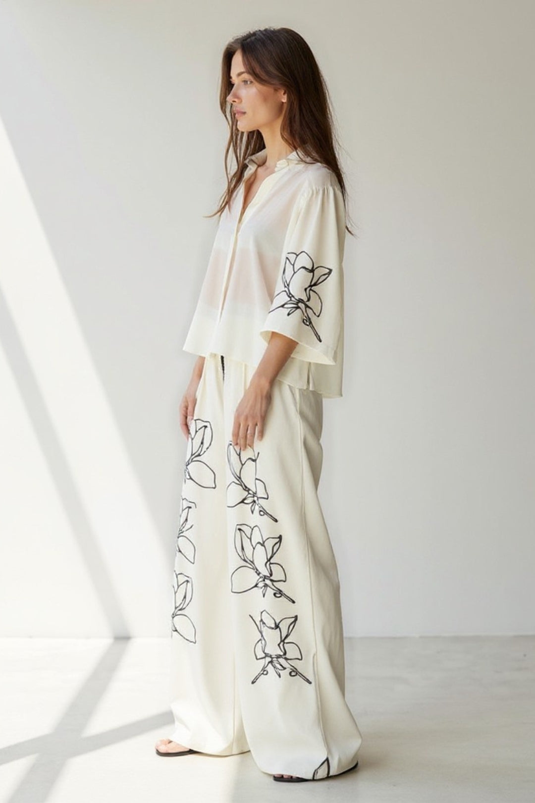 Completo in tessuto leggero con camicia ampia e pantaloni a gamba larga con stampa floreale | Bianco con fiori neri | Elegante e fresco