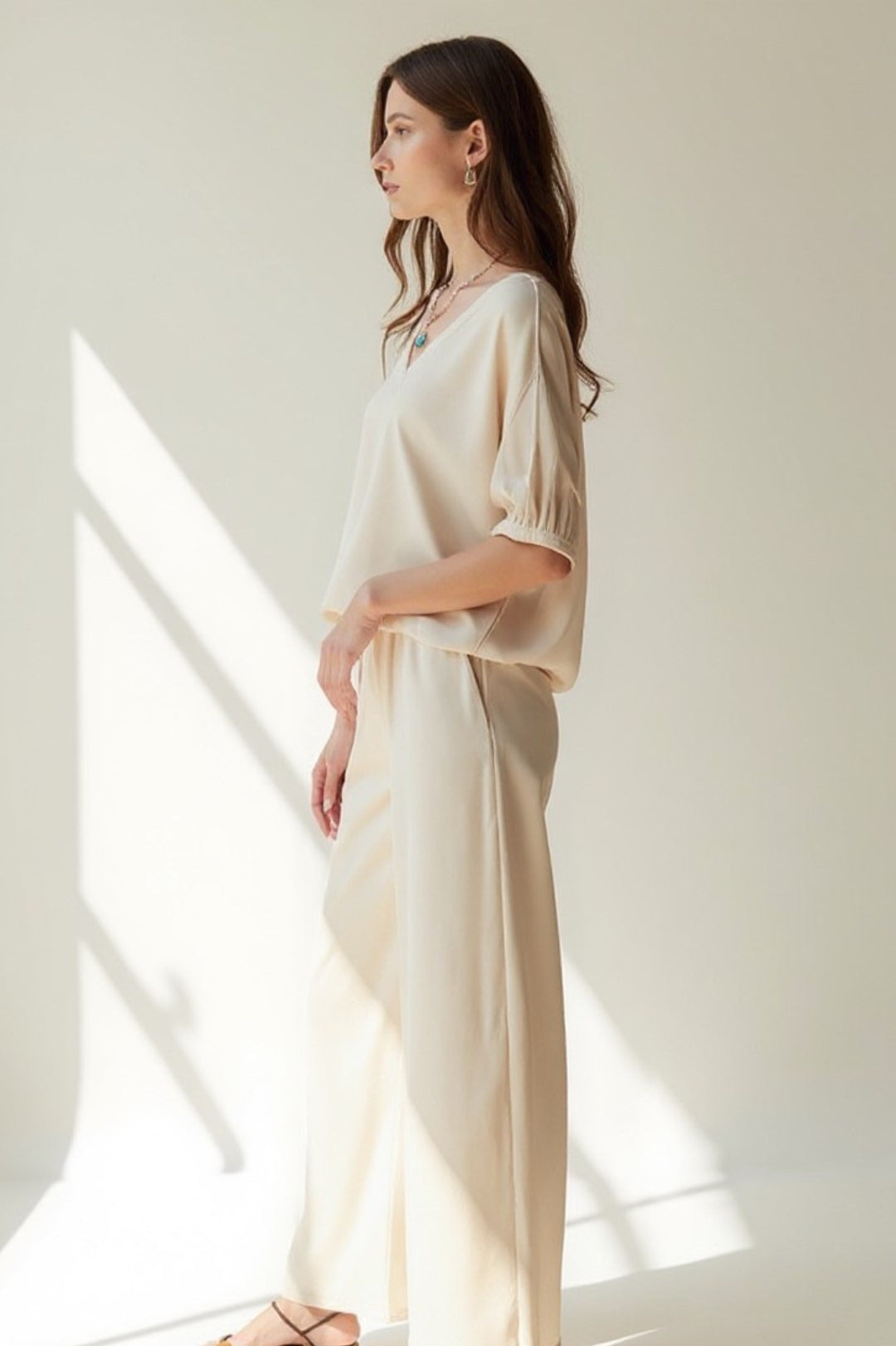 Completo loungewear beige | Blusa morbida con scollo a V e pantaloni ampi