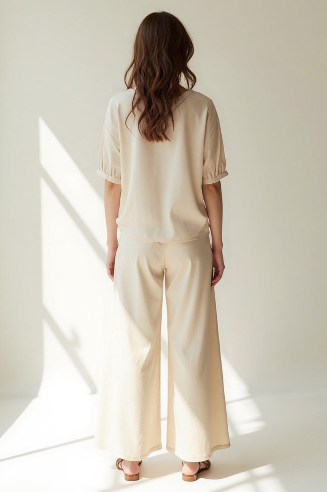 Completo loungewear beige | Blusa morbida con scollo a V e pantaloni ampi