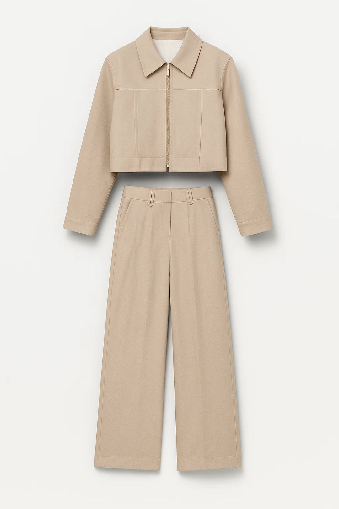 Completo minimal con giacca corta e pantaloni a vita alta