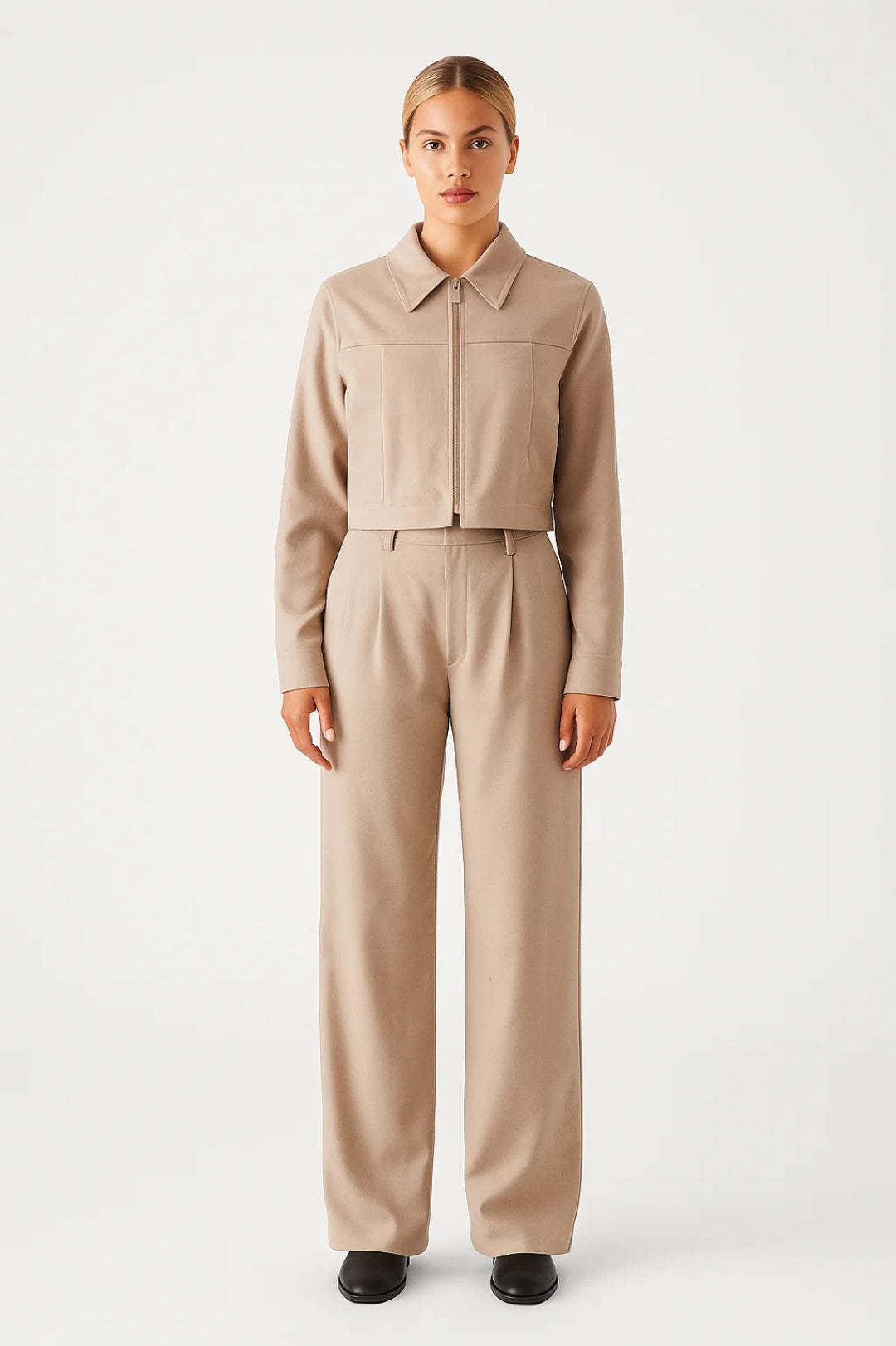 Completo minimal con giacca corta e pantaloni a vita alta