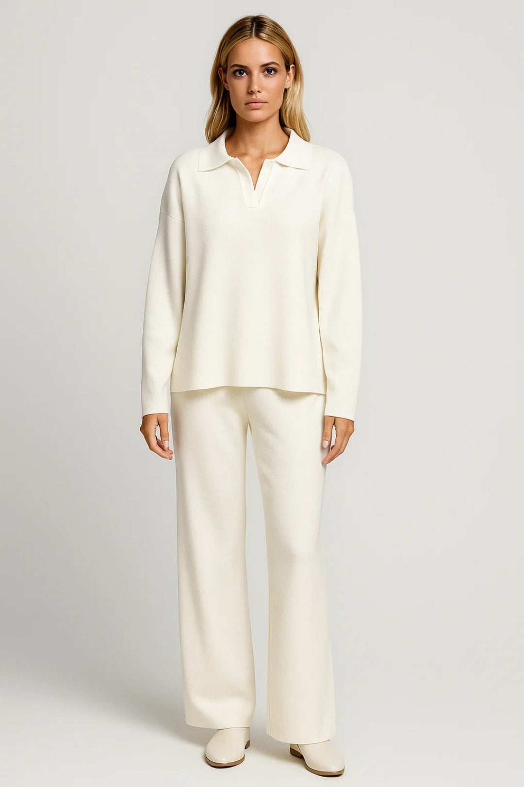 Completo minimal con maglia a collo aperto e pantaloni ampi | Stile rilassato e sofisticato