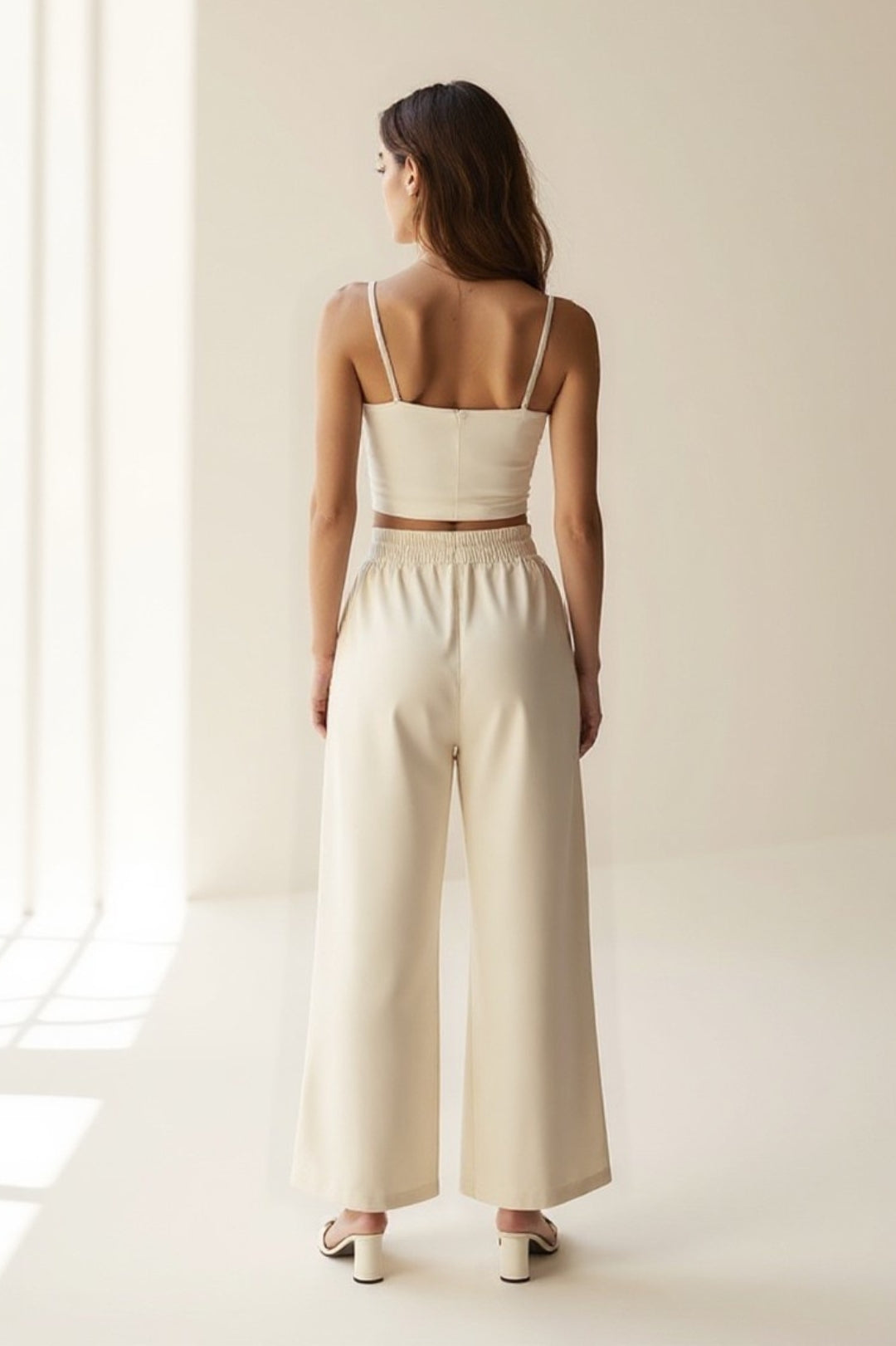 Completo minimal in tessuto fluido | Top con spalline sottili e pantaloni larghi