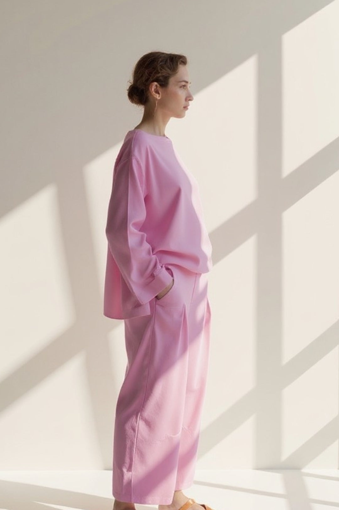 Completo minimalista con maglia a maniche lunghe e pantaloni a gamba larga